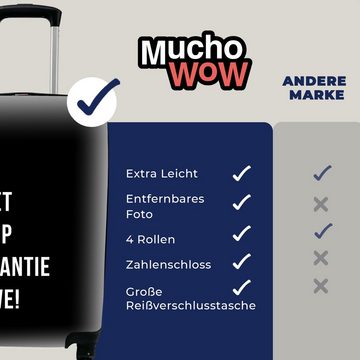 MuchoWow Handgepäckkoffer Zitate - Ich muss in den Urlaub fahren, alter Mann! - Schwarz, 4 Rollen, Reisetasche mit rollen, Handgepäck für Ferien, Trolley, Reisekoffer