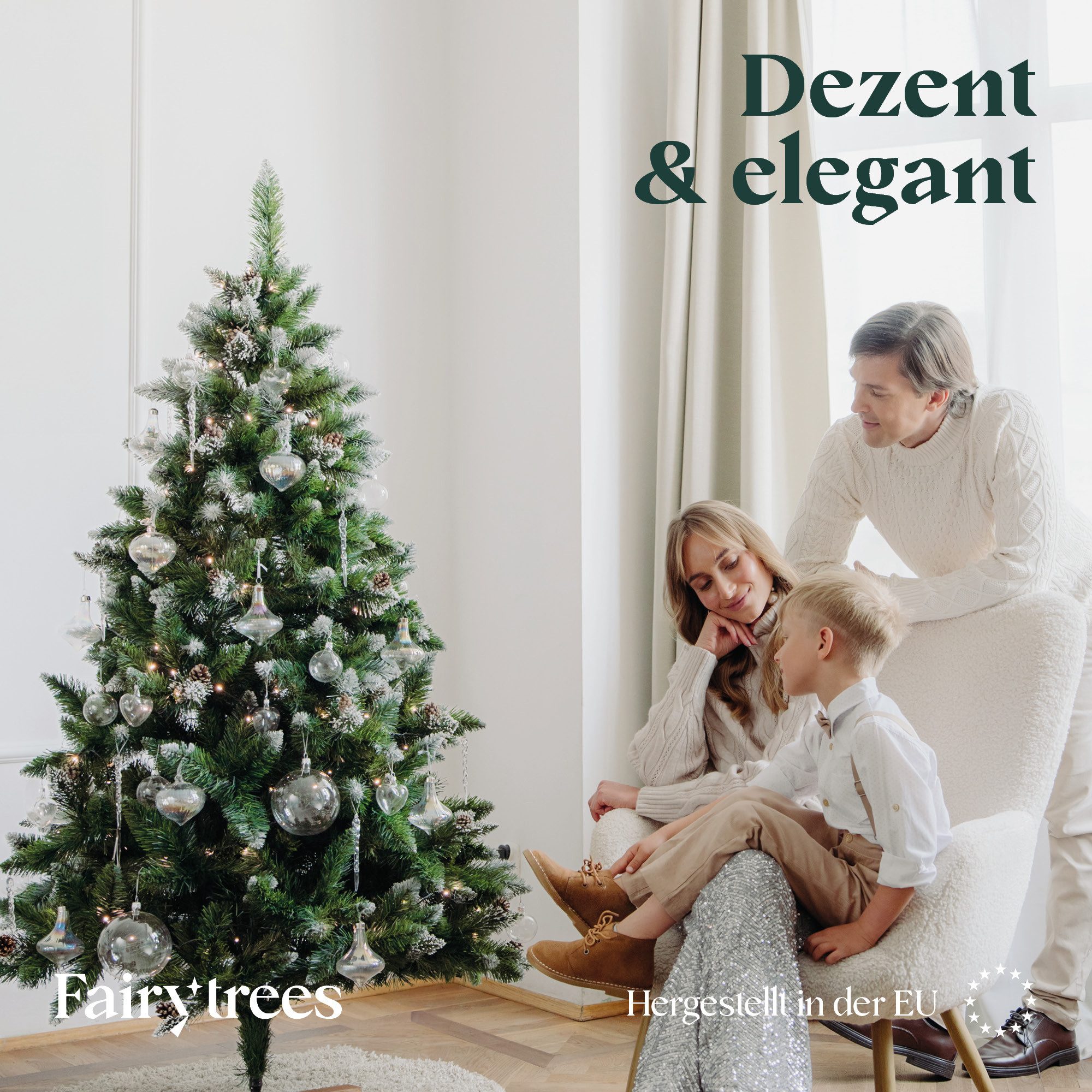 Fairytrees Künstlicher Weihnachtsbaum FT04, Kiefer Natur-Weiss beschneit, mit echten Tannenzapfen und Echtholz Baumständer