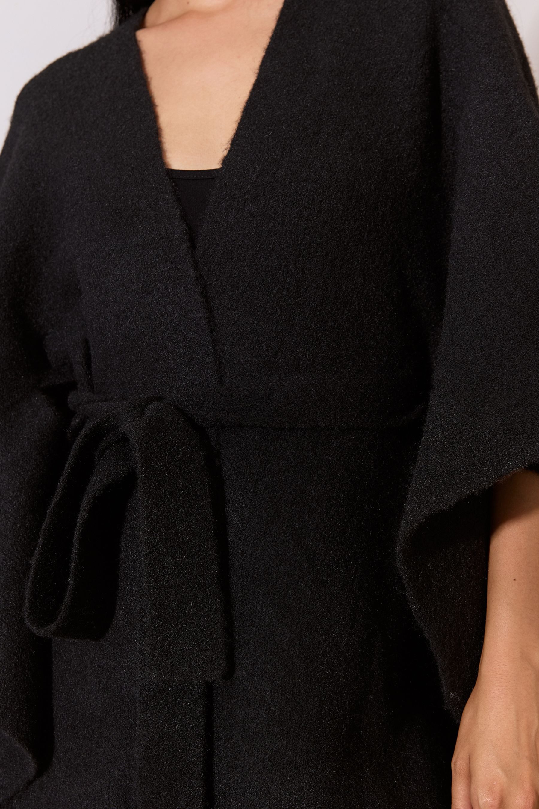 LIPSY Poncho Lipsy Weicher Cape-Poncho mit Fransen und Gürtel (1-St) – Bild 3 von 4