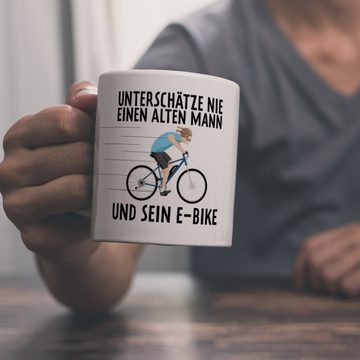 speecheese Tasse Unterschätze nie einen alten Mann und sein E-Bike Kaffeebecher