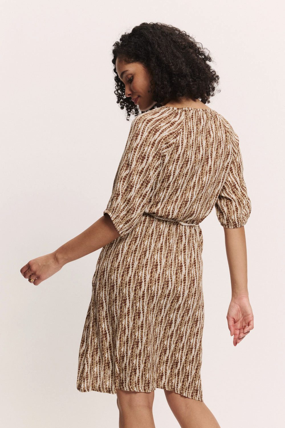 Tranquillo Sommerkleid Kleid Saraah aus Crinkel EcoVero™ Viskose Crinkle-EcoVero™-Kleid mit flexiblem Bindegürtel