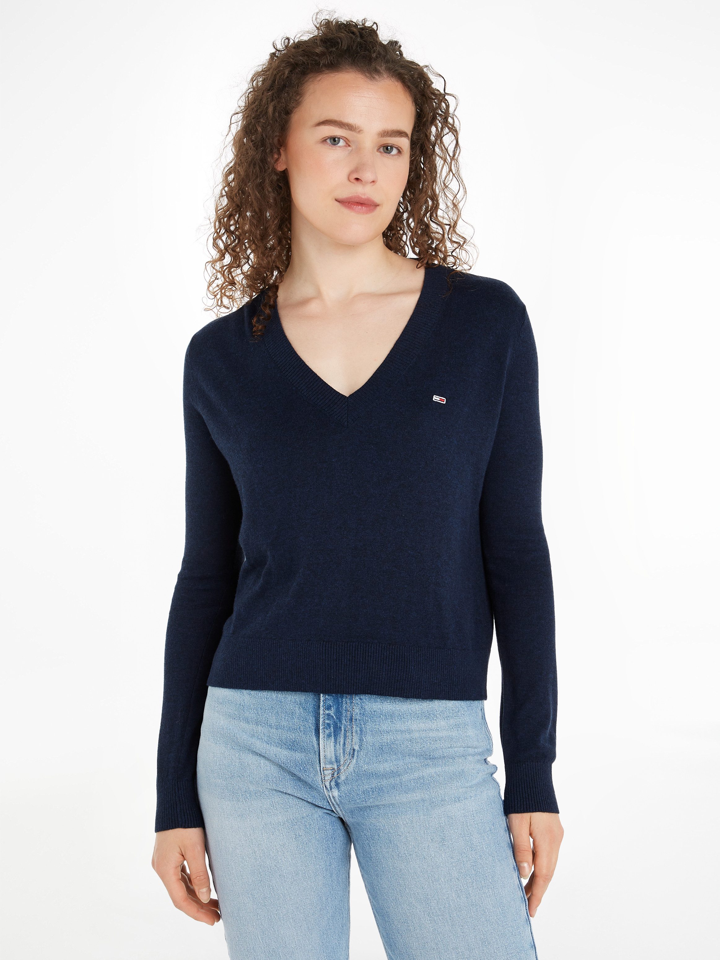 Tommy Jeans V-Ausschnitt-Pullover TJW ESSENTIAL VNECK SWEATER EXT mit Tommy Jeans Flagge