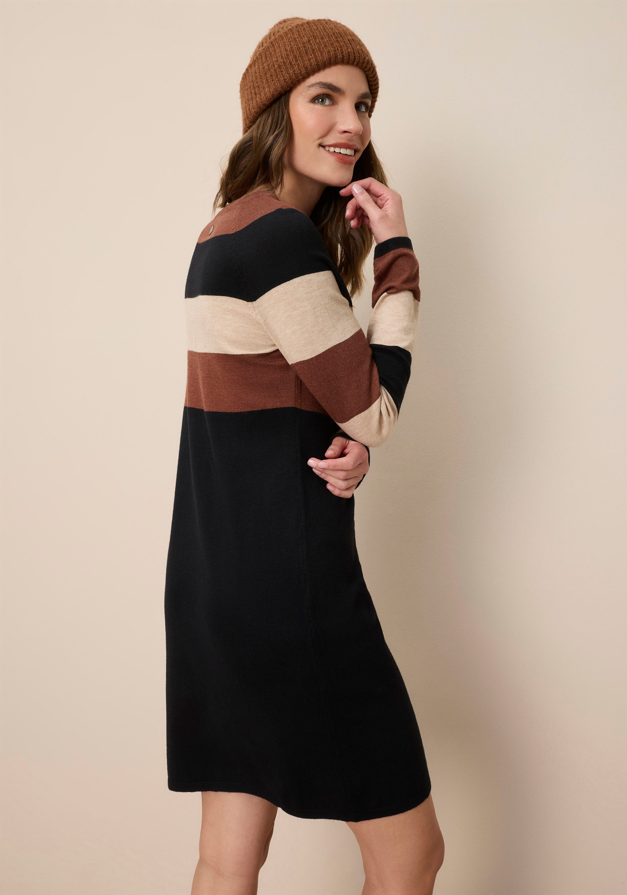 Tamaris Strickkleid aus angenehmer Viskosemischung mit modernen Streifen, ideal für die Übergangszeit – Bild 3 von 5
