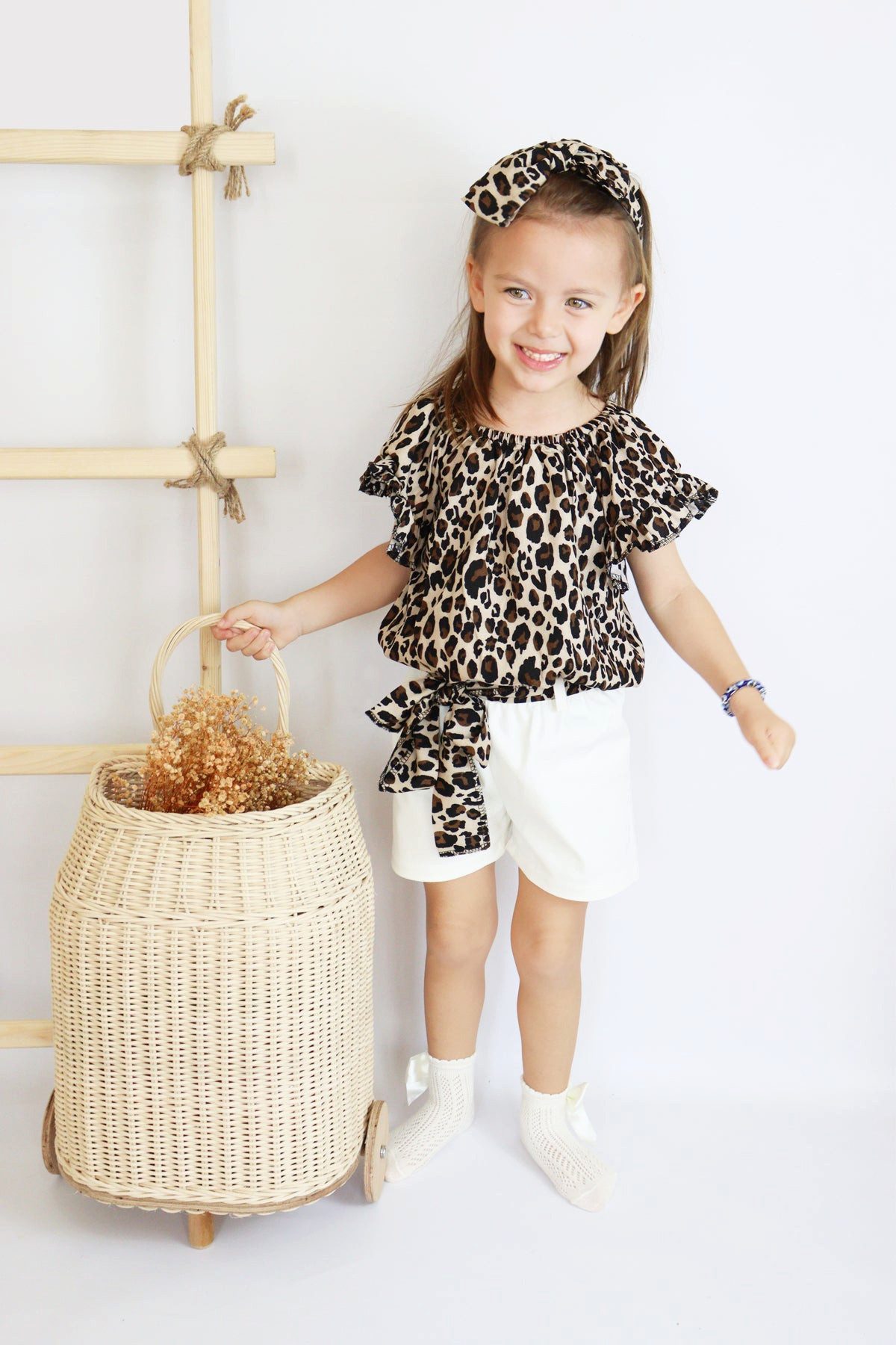Shirt & Shorts Shirt im Leopardenmuster, weiße Jeans Shorts und Haarband