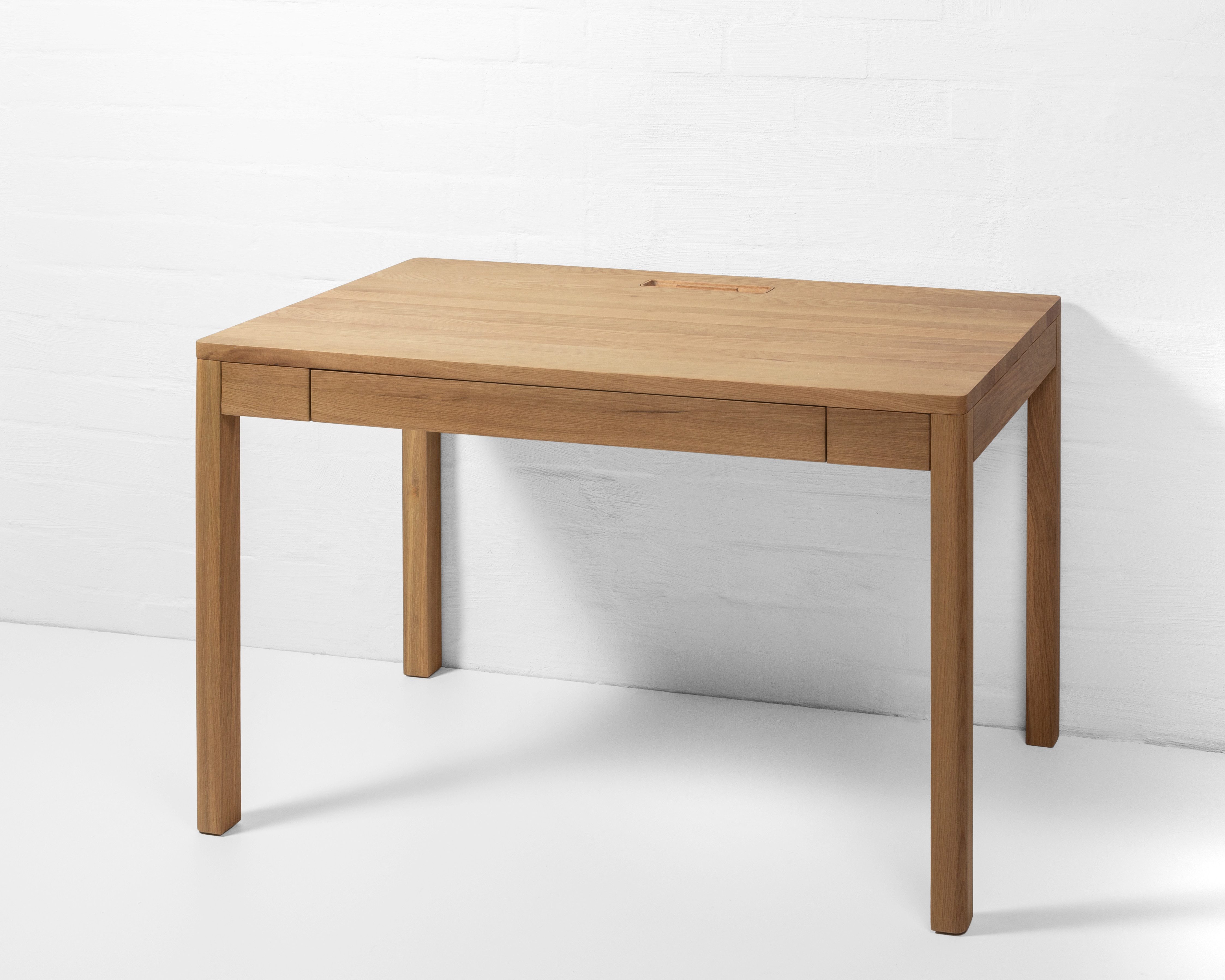 Woodek Design Schreibtisch FRANZ aus massiver Eiche, natur matt lackiert, elegantes Design (Großer Schublade mit Soft-Close-Metallschienen, 1-St., Integrierte Kabelöffnung), Breite 120 cm, Tiefe 65 cm, Höhe 75 cm