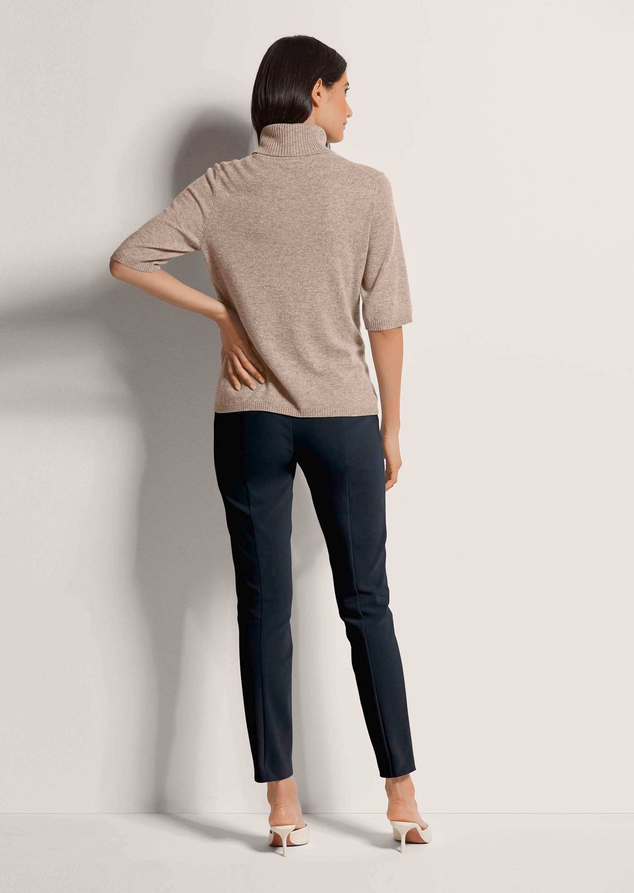 MADELEINE Strickpullover Luxuriöser Strickpullover mit Rollkragen Rollkragenkragenpullover mit Rippstrick-Details und Halbarm