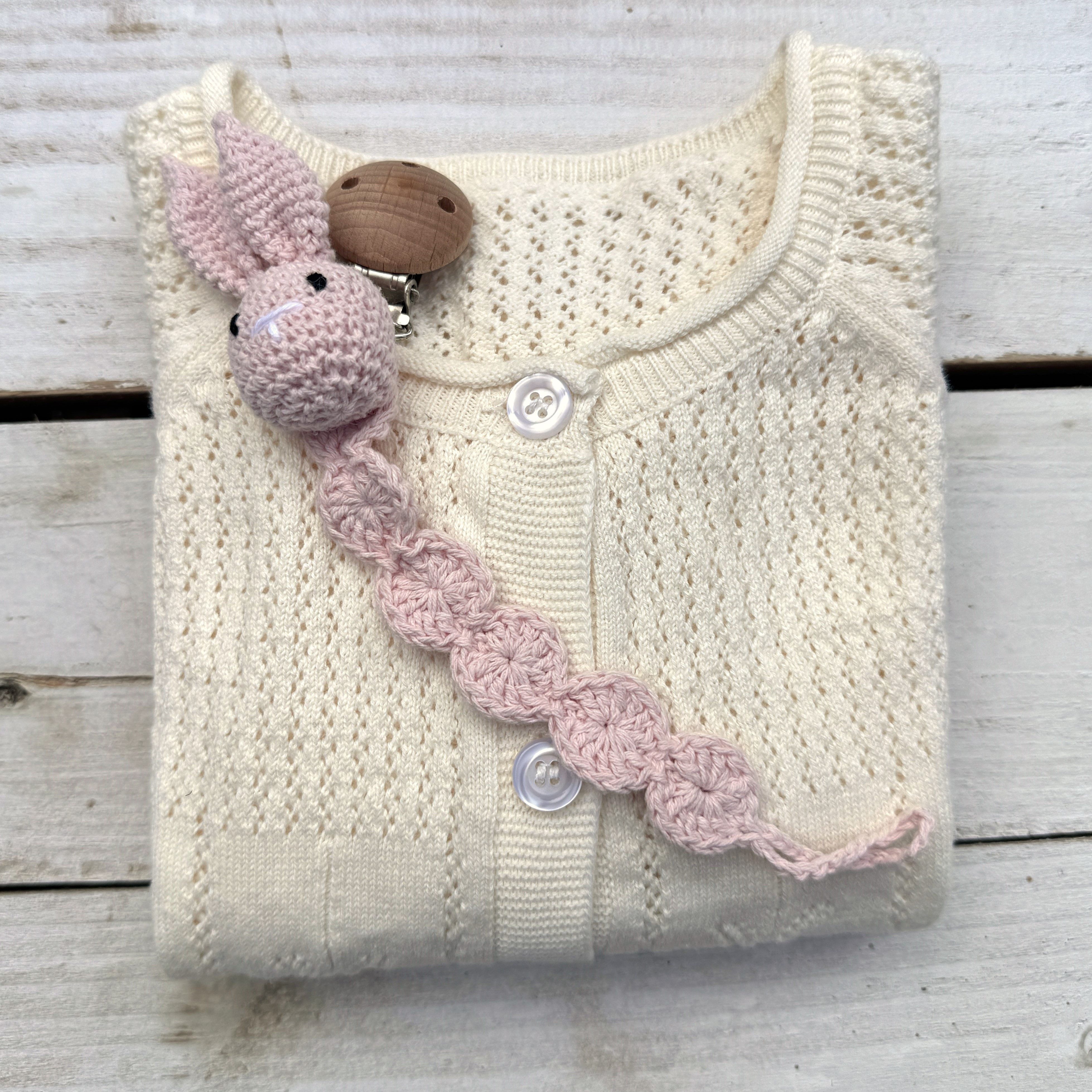 Zayno Schnullerbefestigung Handgemachte Schnullerkette "Hasi" in Rosa, (Packung, 1-tlg., Ermuntert, den Schnuller eigenständig zu greifen), Beeindruckt mit einem zeitlosen Design