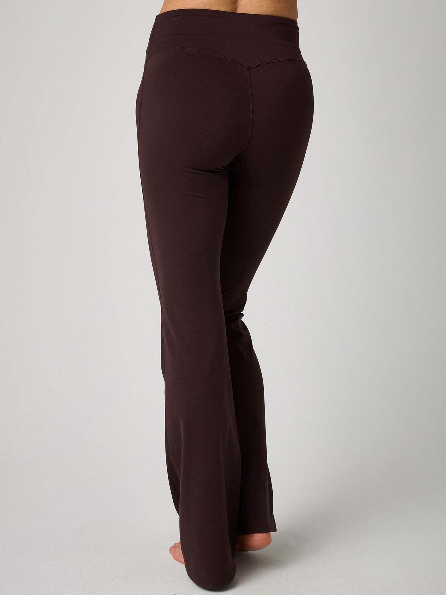 OCEANSAPART Jogger Pants Gianna (1-tlg) mit ausgestelltem Bein