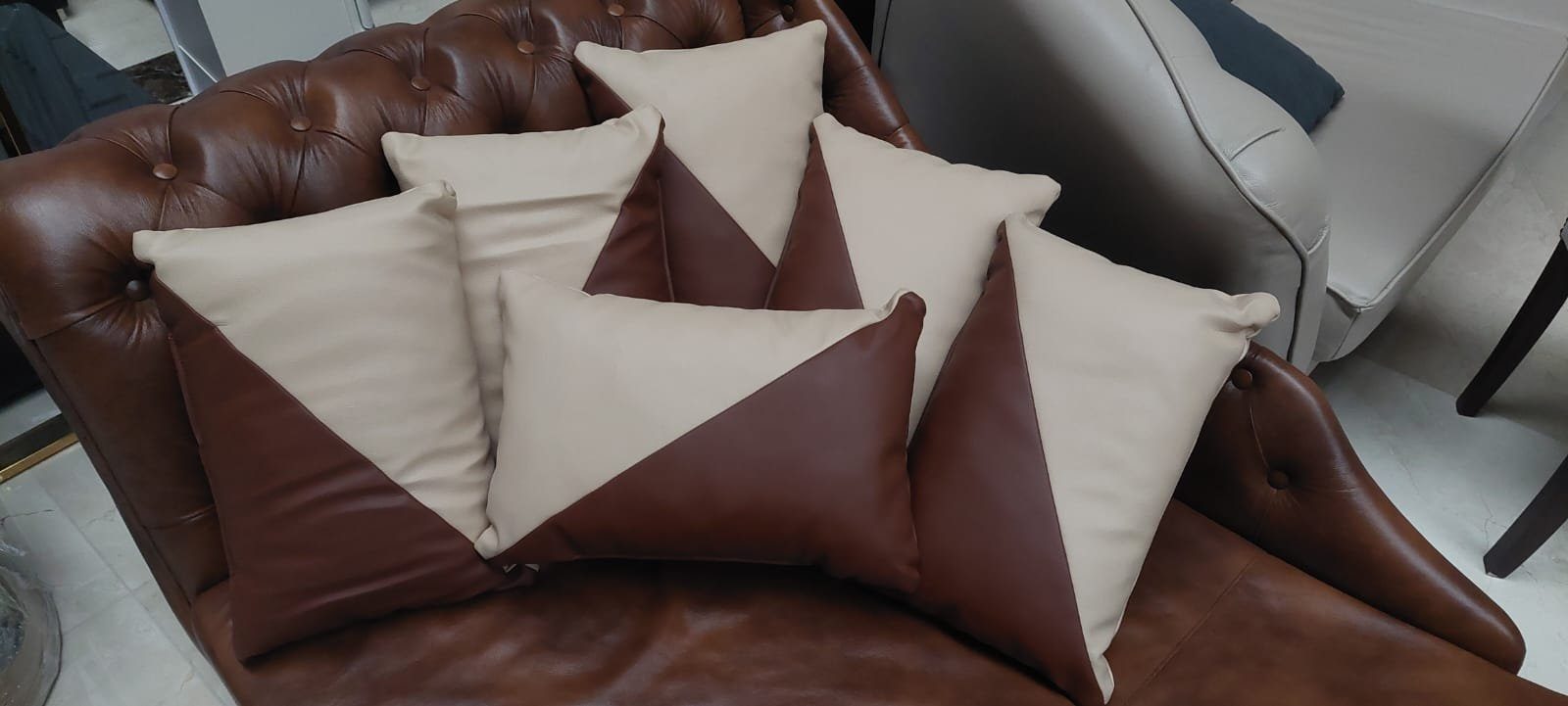 JVmoebel Dekokissen Designer Kissen aus Leder in Beige und Braun für stilvolle Akzente, Made in Europa