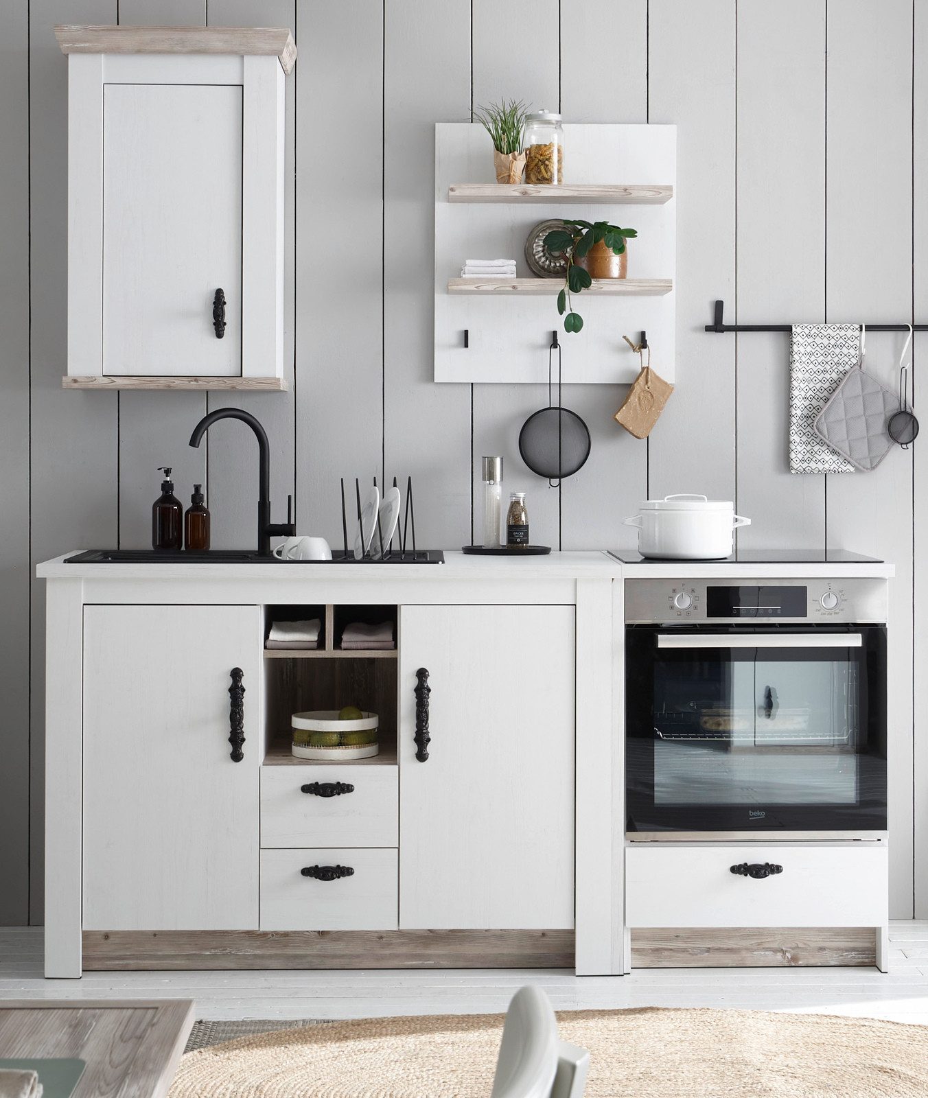 Furn.Design Küchenzeile Rovola, (Single-Küche in Pinie weiß Landhaus), mit Soft-Close-Funktion