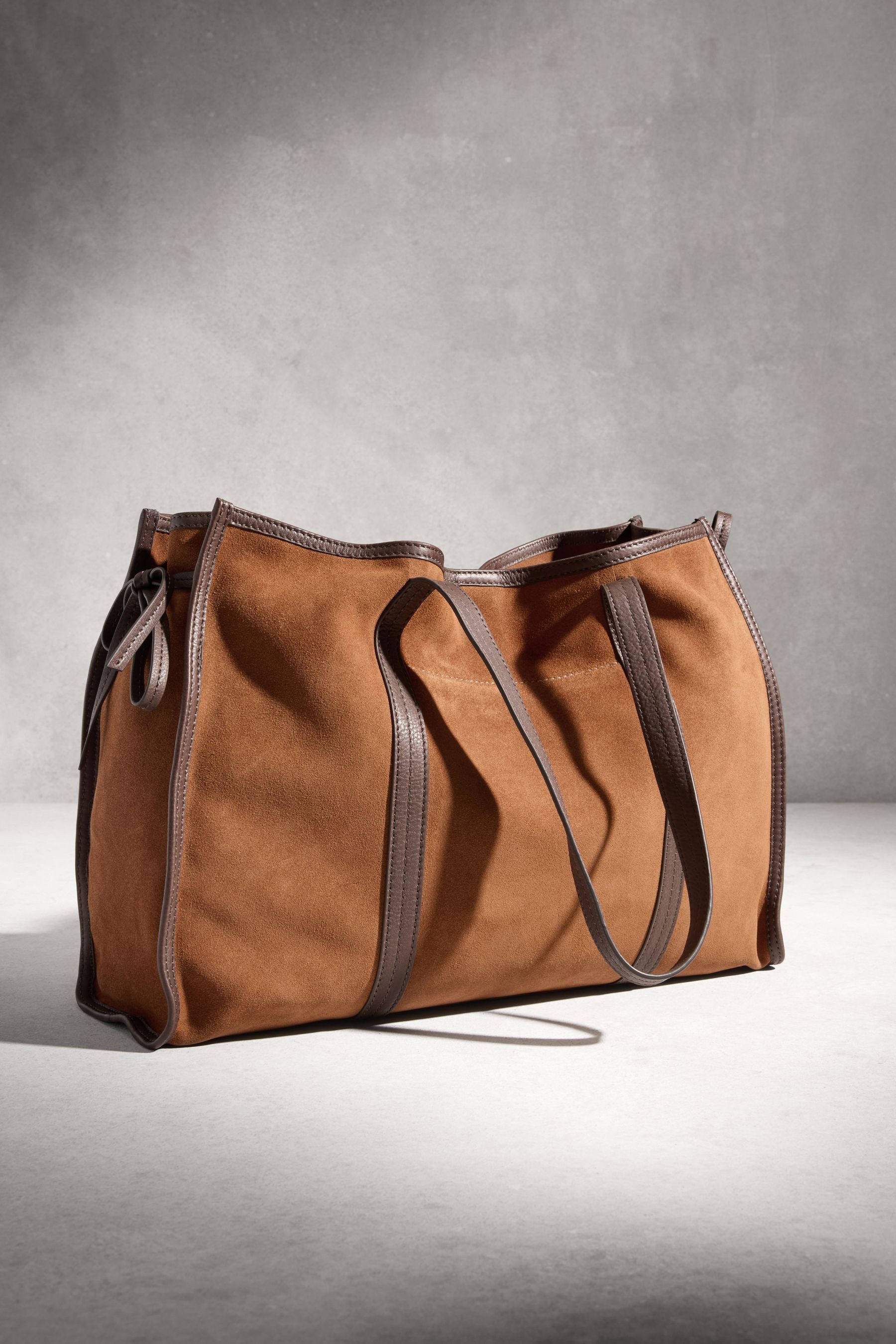 Next Umhängetasche N. Premium Oversized Schultertasche, Veloursleder (1-tlg)