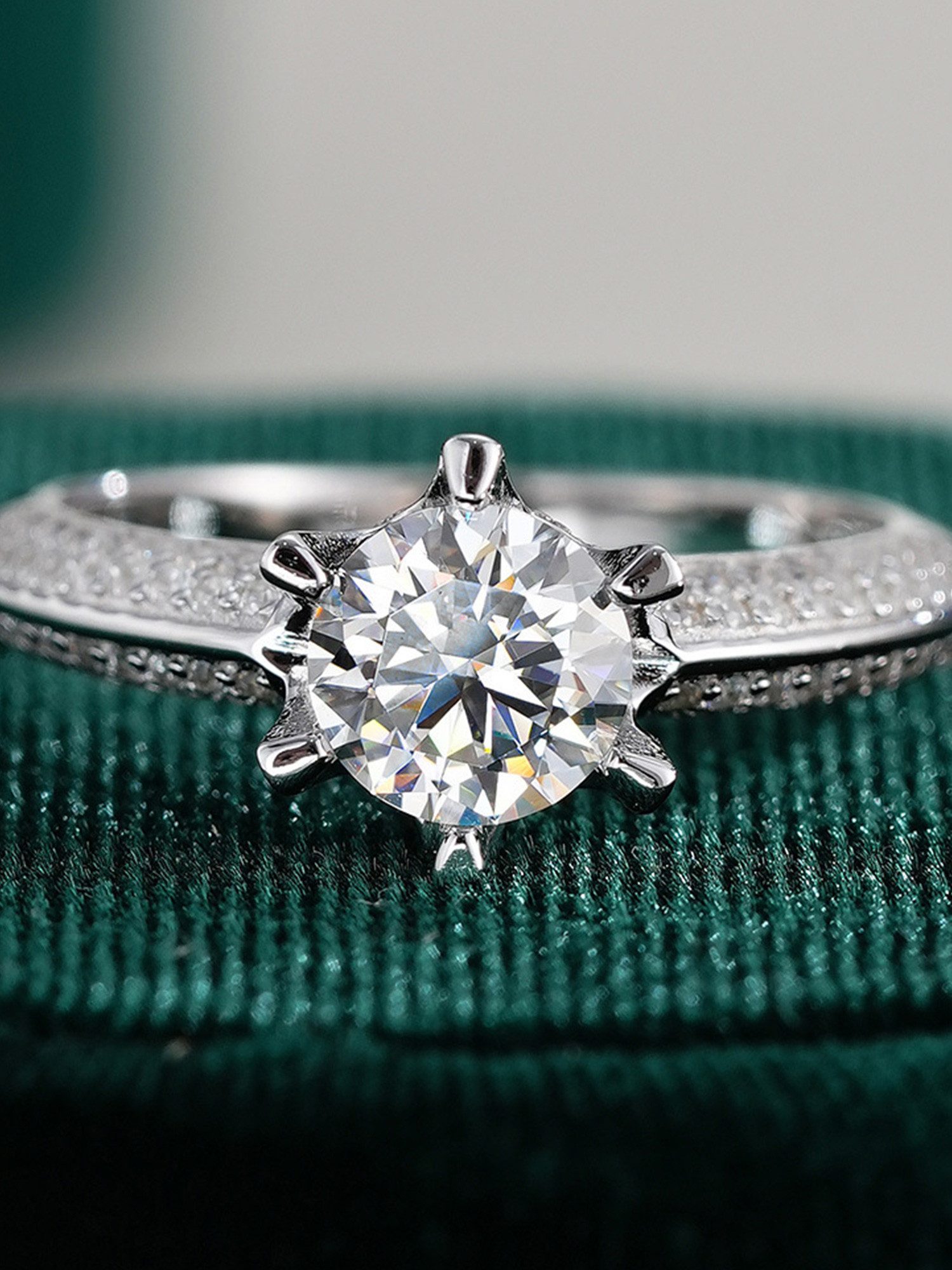 Staufergold Verlobungsring Moissanit Solitärring „Crown Split“ 1ct