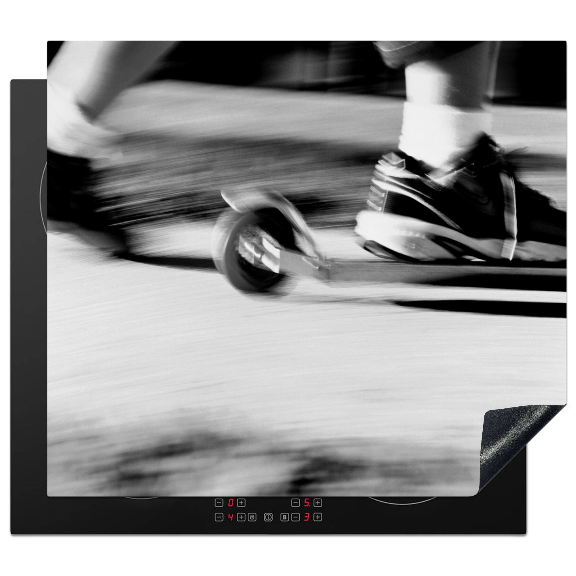 tlg), auf Kindes 60x52 Herdblende-/Abdeckplatte eines Vinyl, Ceranfeldabdeckung nutzbar, cm, schwarz-weiß, - Arbeitsfläche Action-Foto MuchoWow Mobile (1 einem Motorroller