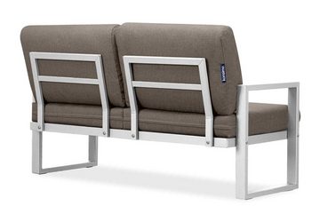 Konsimo Loungesofa FRENA Gartensofa 2-Sitzer, hergestellt in der EU, 1x Gartensofa, Maße: 130x65x60 cm, UV-Beständigkeit, rostbeständig, schmutzabweisende Eigenschaften