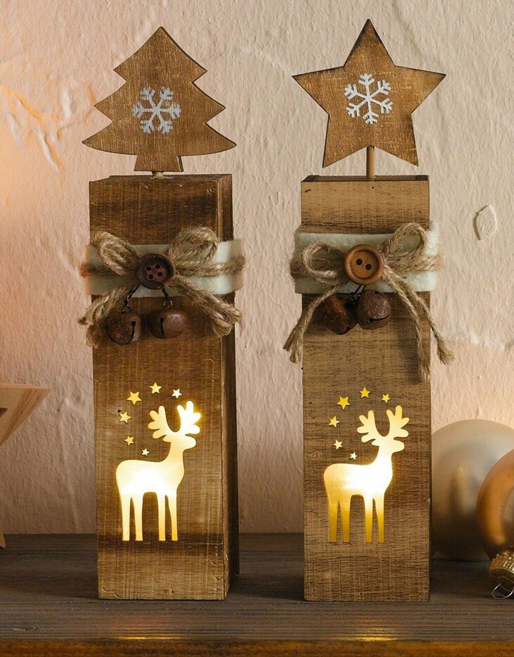 Home-trends24.de LED Dekoobjekt Rentier LED-Säule Tannenbaum 2 x Windlicht Sterne Weihnachten Glocken