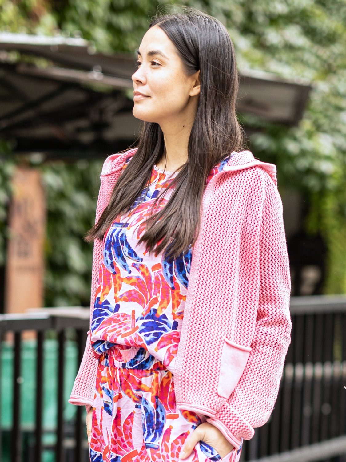 LIKS. Munich Strickjacke offen BlancaC mit Kapuze, aufgesetzten Taschen & eingestricktes Wording am Arm