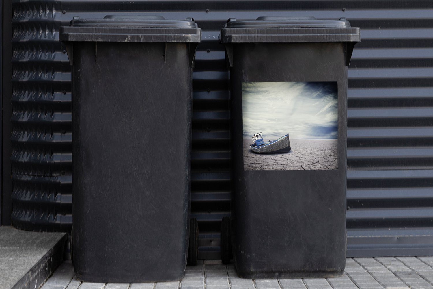 Mülleimer-aufkleber, MuchoWow schneeweißen altes (1 Mülltonne, Wolkenbett Boot einem St), Container, Sticker, Abfalbehälter Wandsticker Ein unter