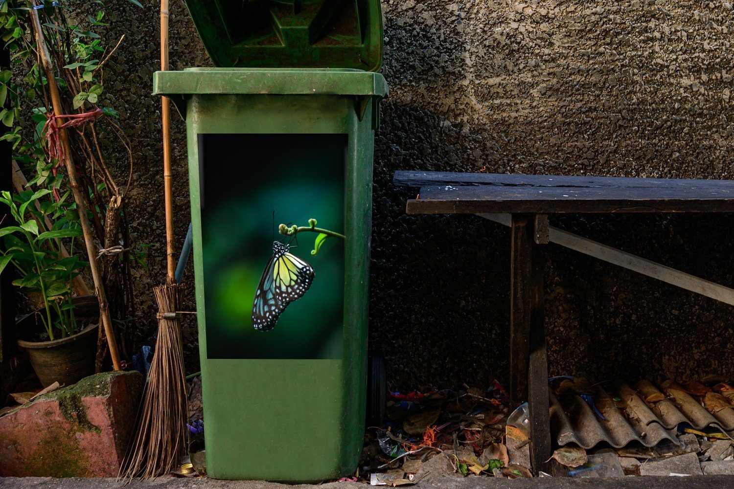 MuchoWow Wandsticker Nahaufnahme Mülleimer-aufkleber, St), Abfalbehälter Schmetterling Mülltonne, Sticker, auf Zweig (1 Container, einem