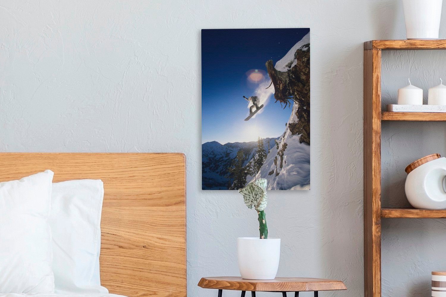 fährt St), Snowboarder in OneMillionCanvasses® (1 eine cm Felswand Leinwandbild Zackenaufhänger, über fertig 20x30 den Leinwandbild Ein hoch bespannt Bergen, Gemälde, inkl.