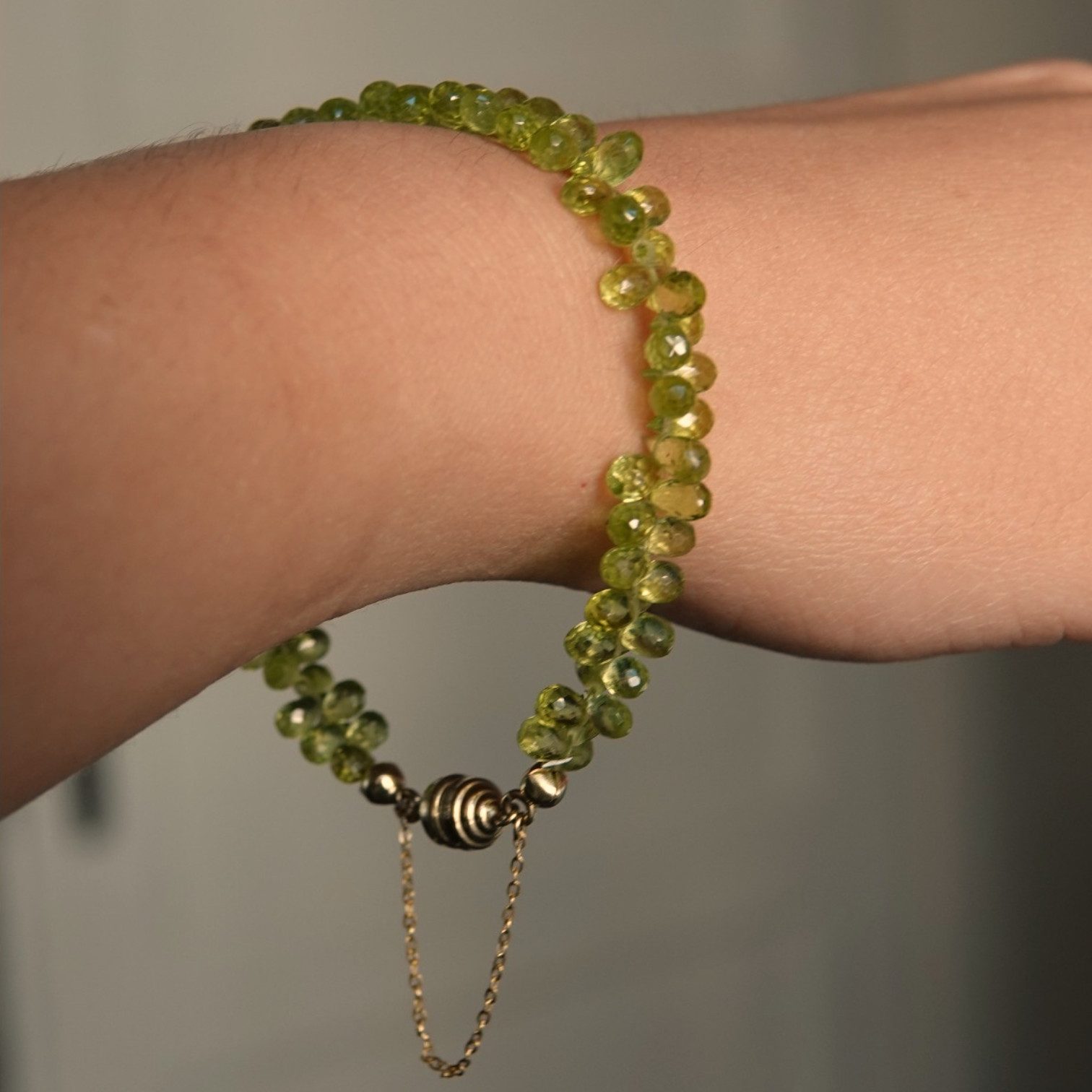 Sogni d'oro Armband mit facettierten Tropfen aus Peridot, Gelbgold 375, Magnetverschluss