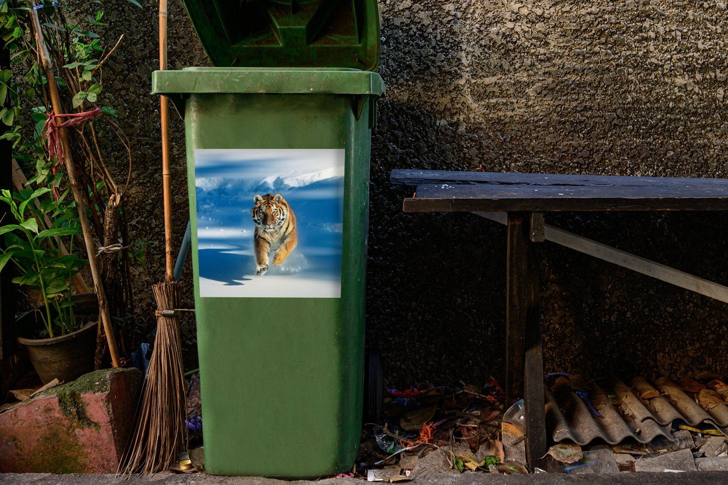 Mülltonne, Container, - Wandsticker Lauf Sticker, Abfalbehälter St), - Mülleimer-aufkleber, MuchoWow Schnee (1 Tiger