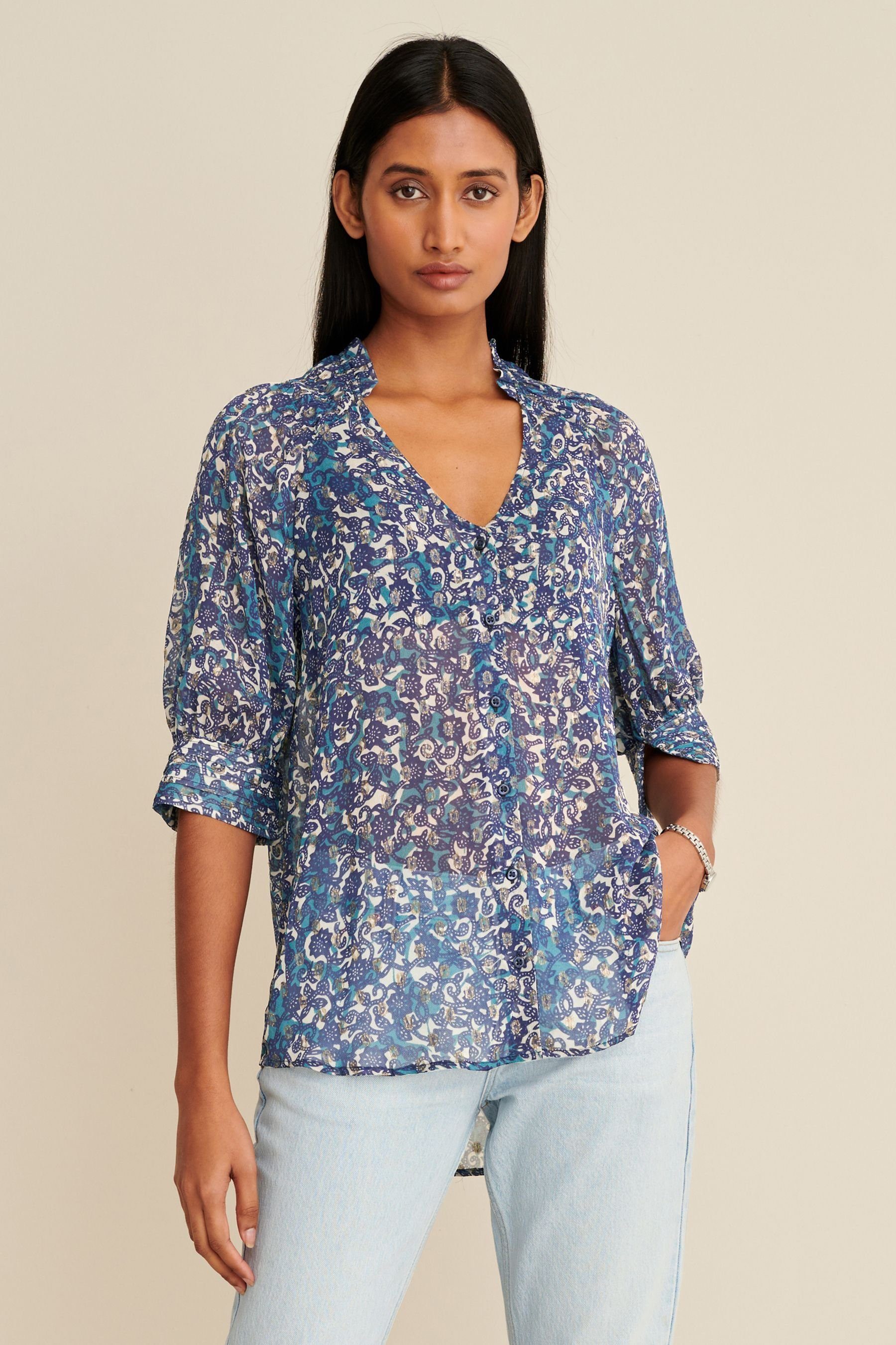 Next Kurzarmbluse Getupfte Lurex-Bluse mit 3/4-Ärmeln + V-Ausschnitt (1-tlg) Blue Floral