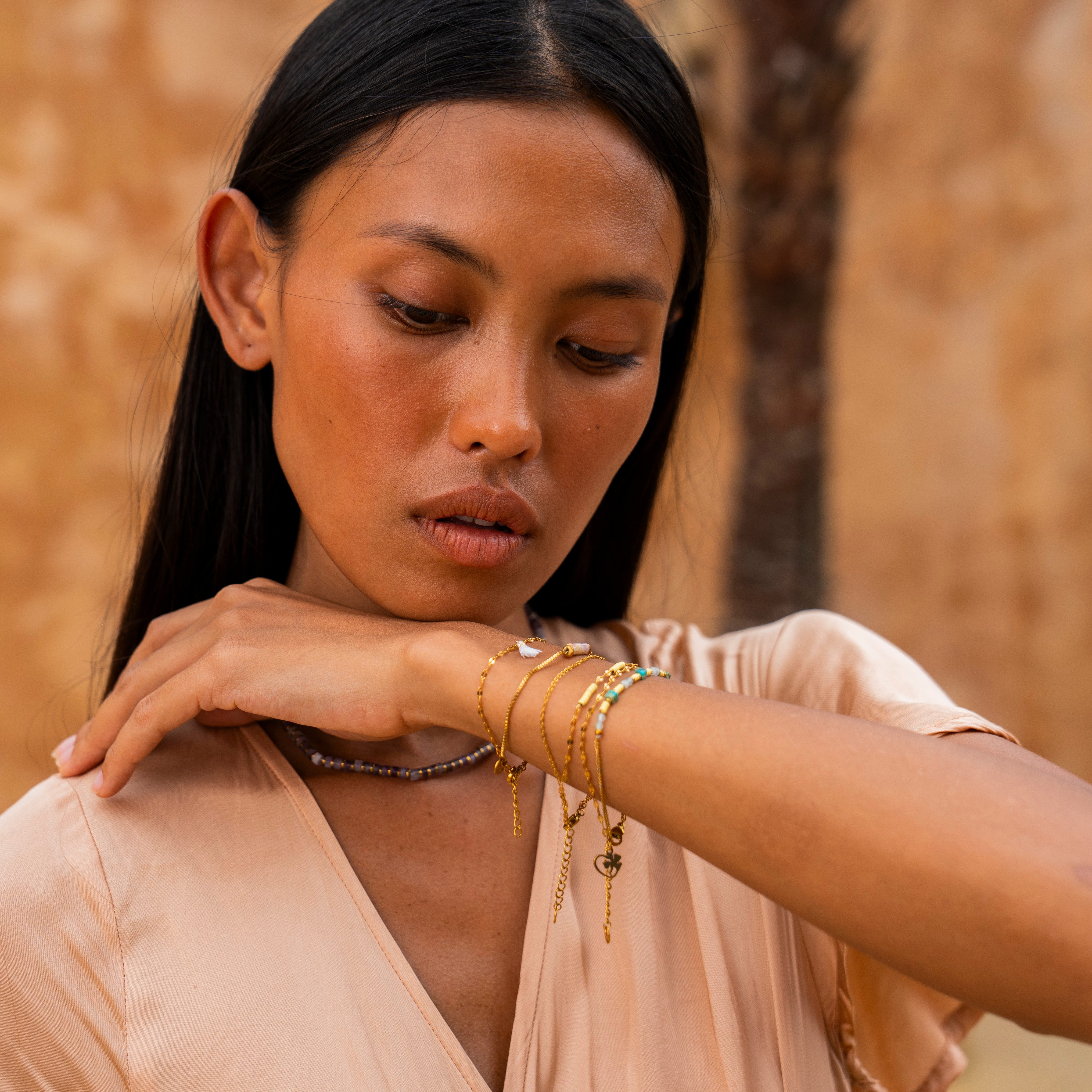 Made by Nami Armband Set Zweireihiges Damen Armband goldfarben Perlen Anhänger verstellbar, mit Anhängern – layered Design – mit Verlängerung - aus Edelstahl