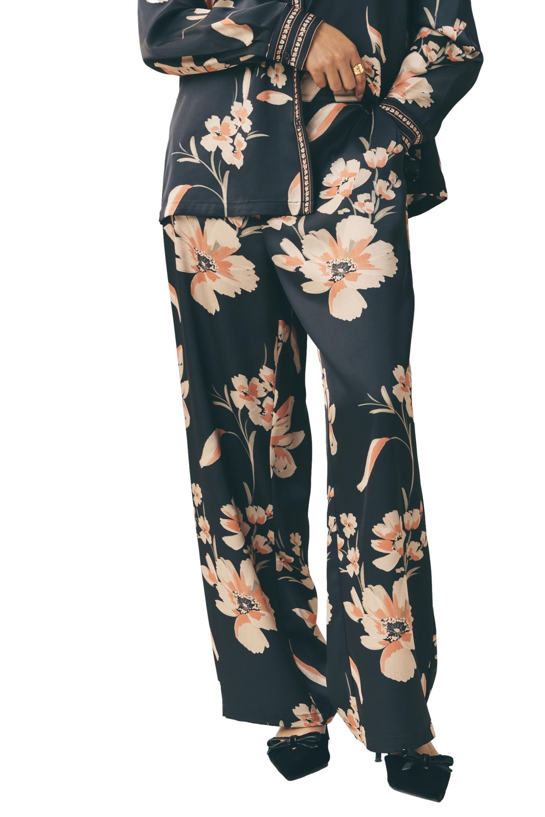 Schlupfhose Laura Ashley Satinhose mit Placement-Print