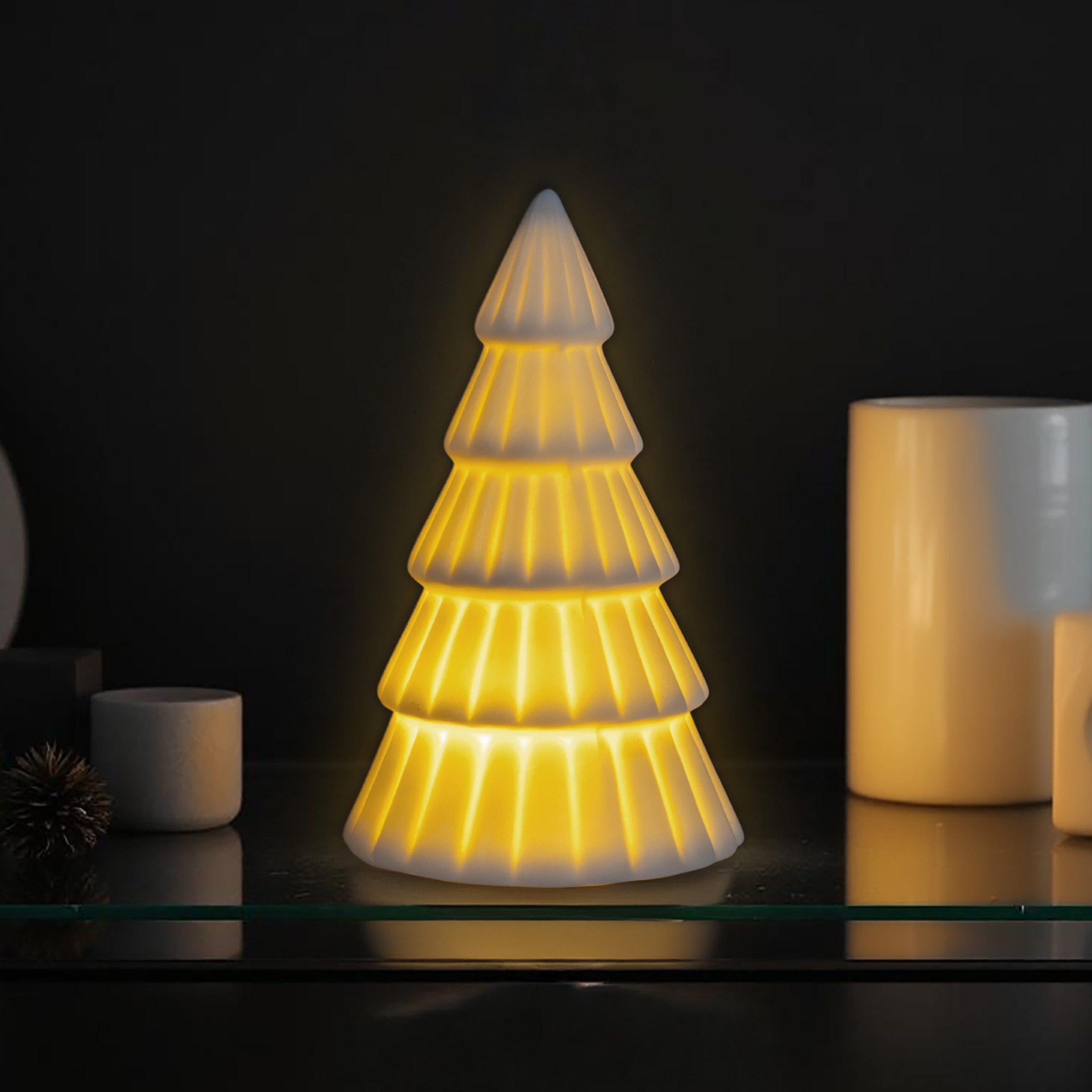 Spetebo LED-Dekofigur LED Porzellan Weihnachtsbaum matt weiß (Anzahl, 1 St., Stück), verstecktes Batteriefach