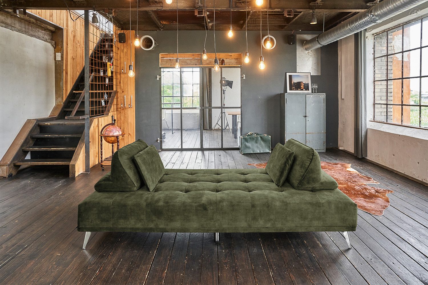 KAWOLA Schlafsofa WIOLO Velvet moosgrün - Bequeme Liegefläche - Gästebett, Modernes Daybed mit Kissen, Schlafcouch, Wohnzimmer Sofa