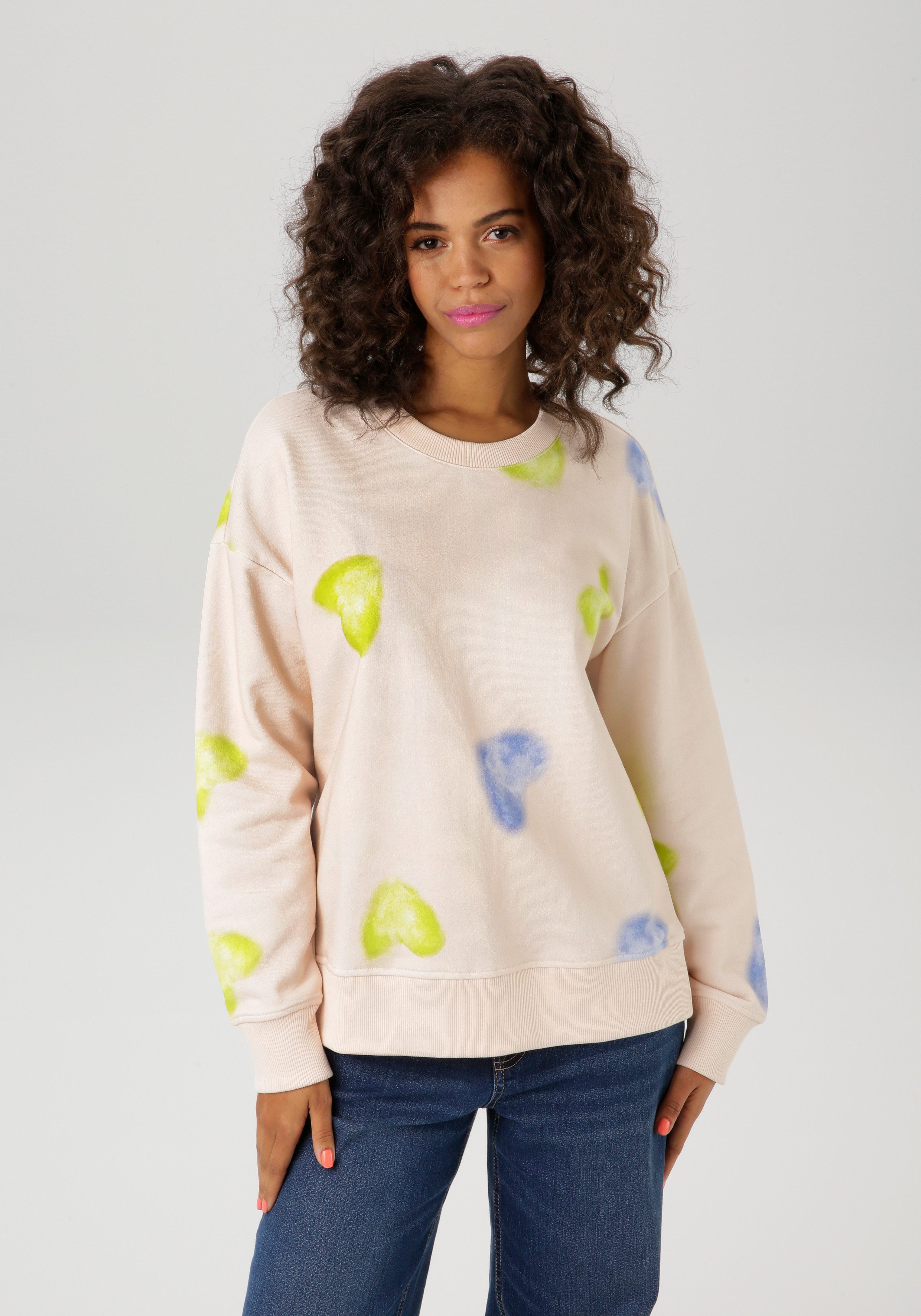 Aniston CASUAL Sweatshirt, mit Batik-Herzen bedruckt günstig online kaufen