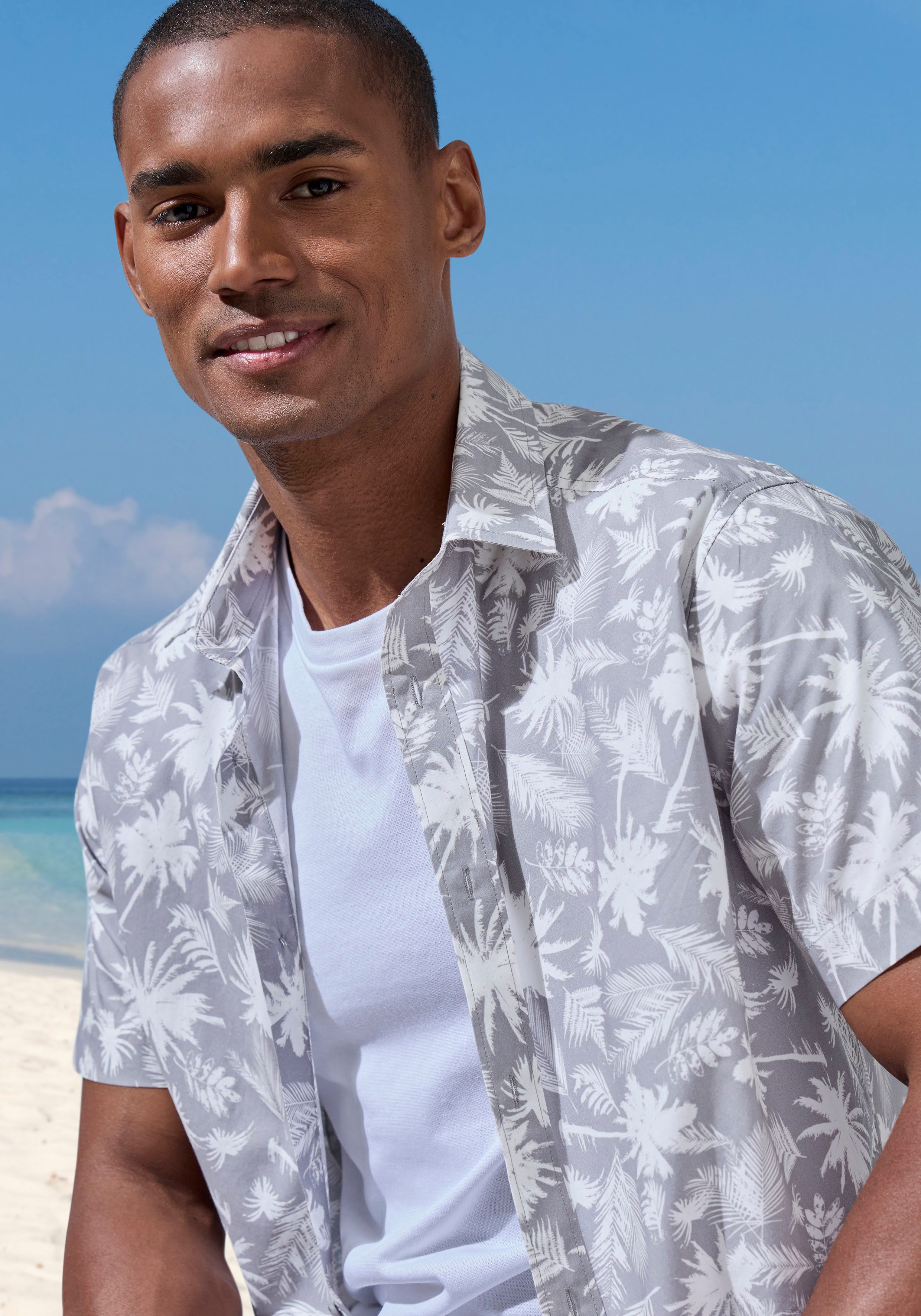Beachtime Hawaiihemd Regular fit, Kurzarm, Freizeithemd mit Palmenprint, reine Baumwolle