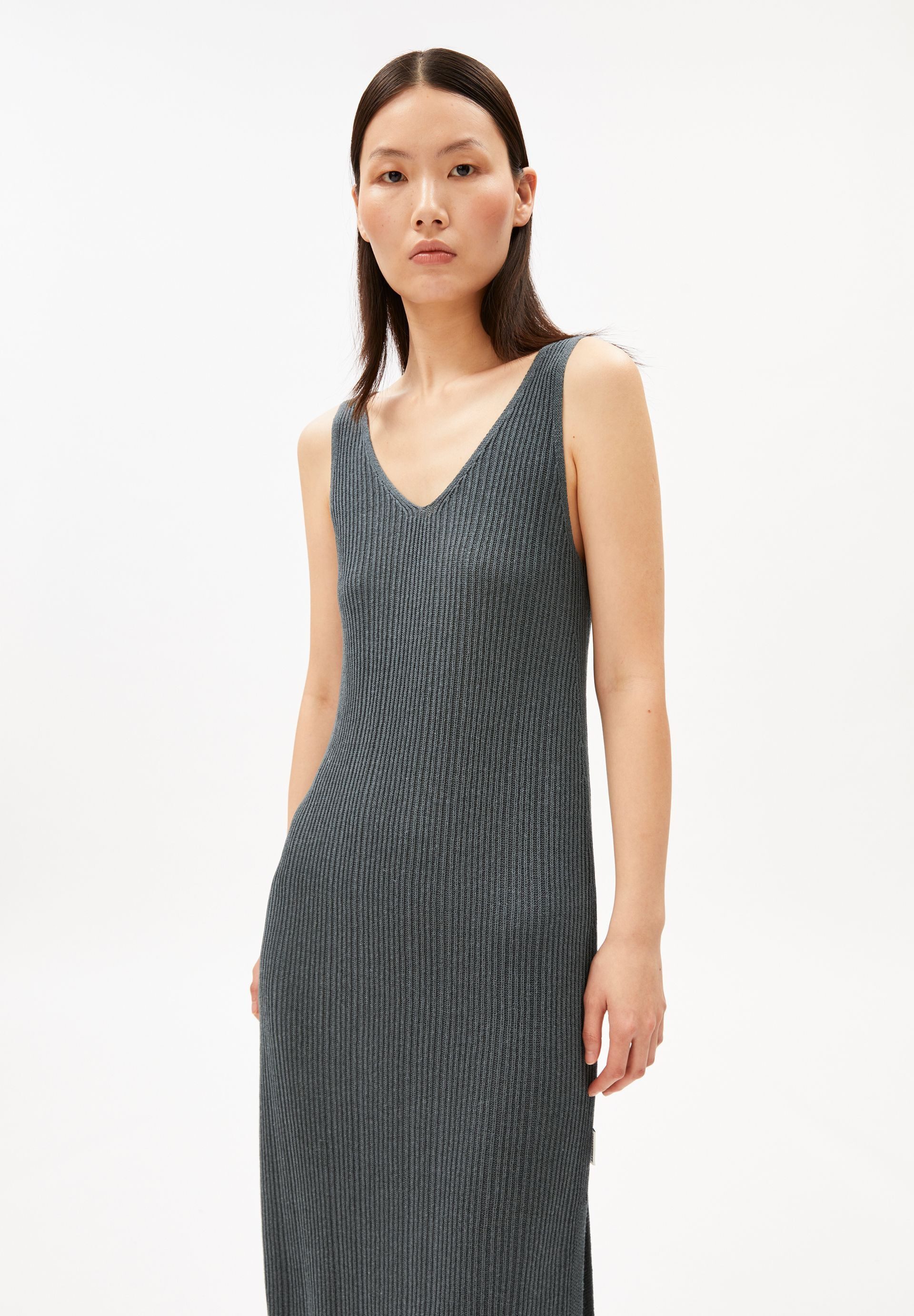 Armedangels Strickkleid LINEN BLEND Strickkleid aus Leinen-Mix V-Ausschnitt