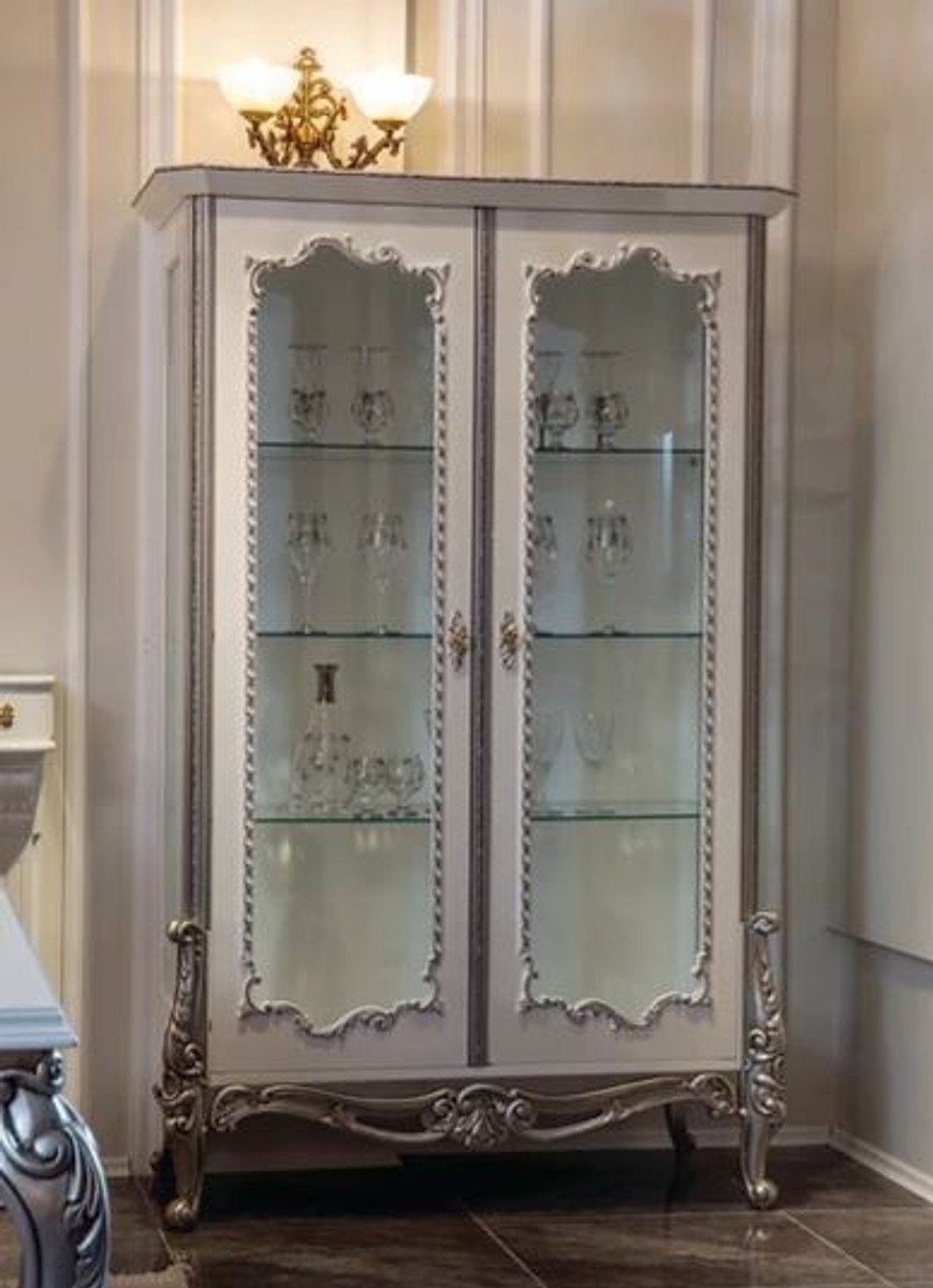 Casa Padrino Vitrine Luxus Barock Vitrine Weiß / Silber 125 x 55 x H. 195 cm - Edler Massivholz Vitrinenschrank mit 2 Glastüren und 3 Glasregalen - Möbel im Barockstil