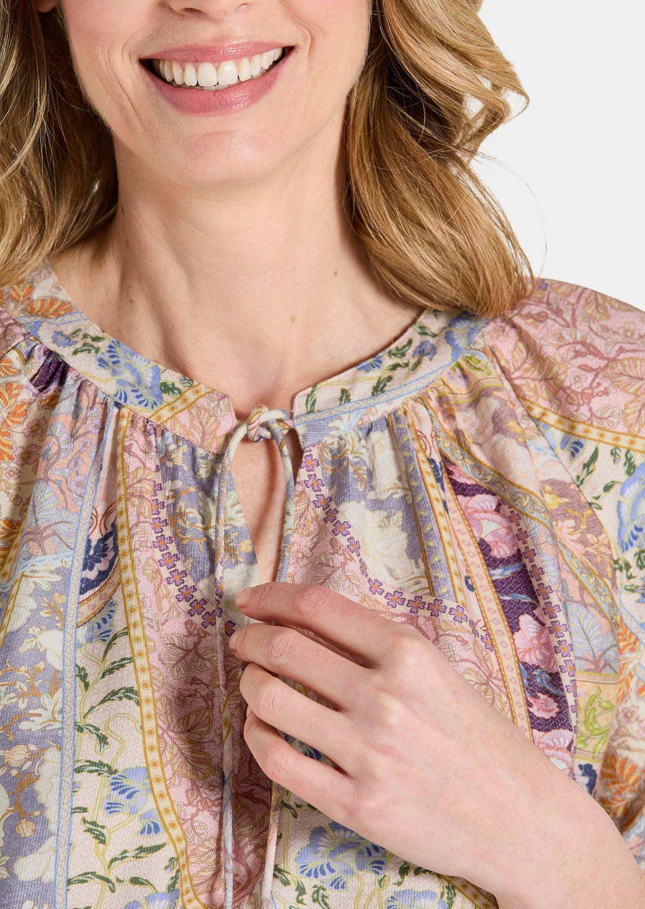 GOLDNER Schlupfbluse Luftige Patch-Druck-Bluse mit 3/4-Arm Viskosebluse mit Rundhalsausschnitt, Schlitz und Bindeband