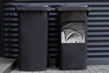 MuchoWow Wandsticker Schwarz-weiße Abteibögen in Frankreich (1 St), Mülleimer-aufkleber, Mülltonne, Sticker, Container, Abfalbehälter