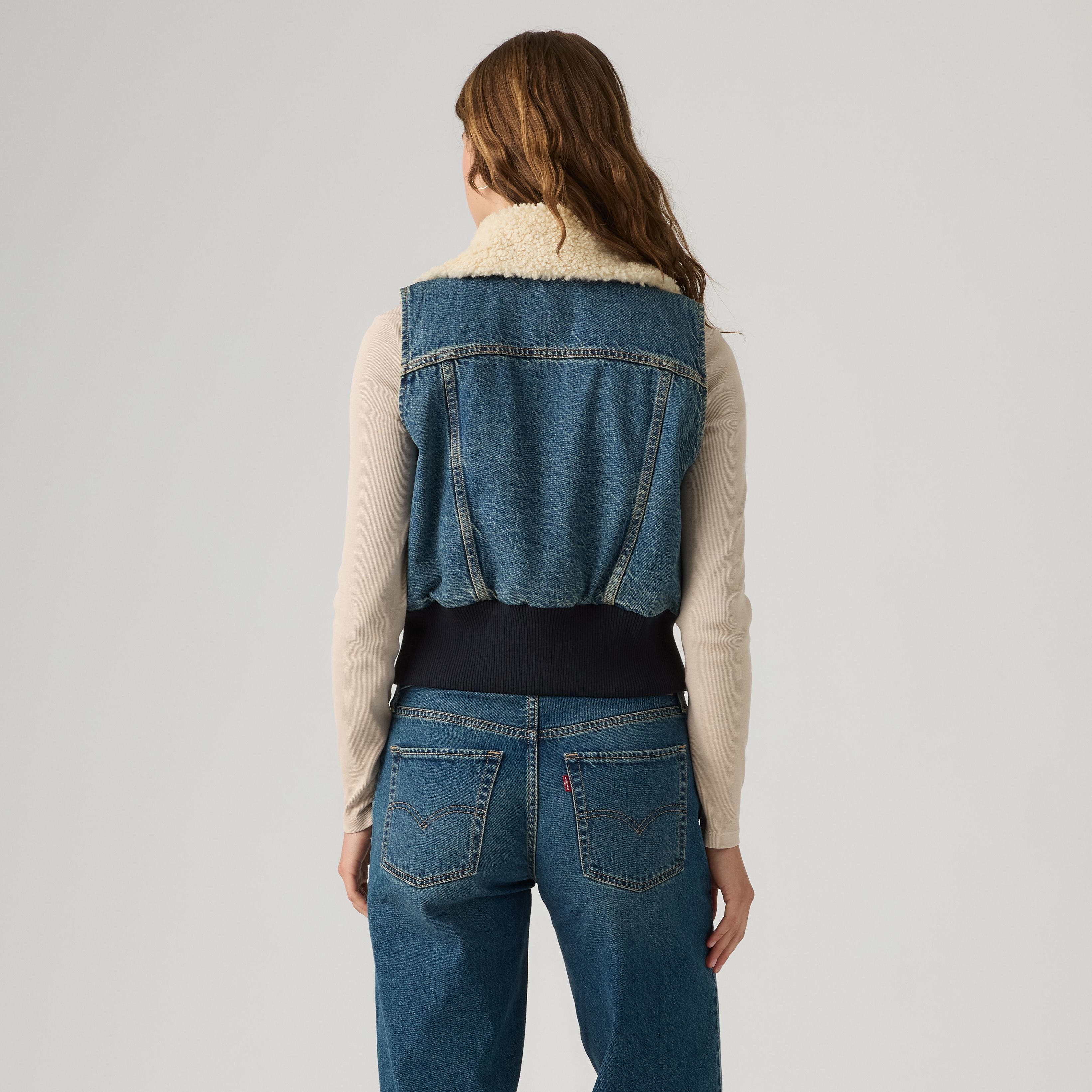 Levi's® Jeansweste TINY SHERPA VEST mit Plüschkragen – Bild 4 von 5