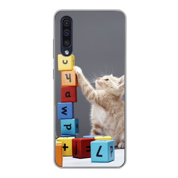 MuchoWow Handyhülle Ein Kätzchen spielt mit bunten Blöcken Handyhülle Samsung Galaxy A30s Smartphone-Bumper Print Handy