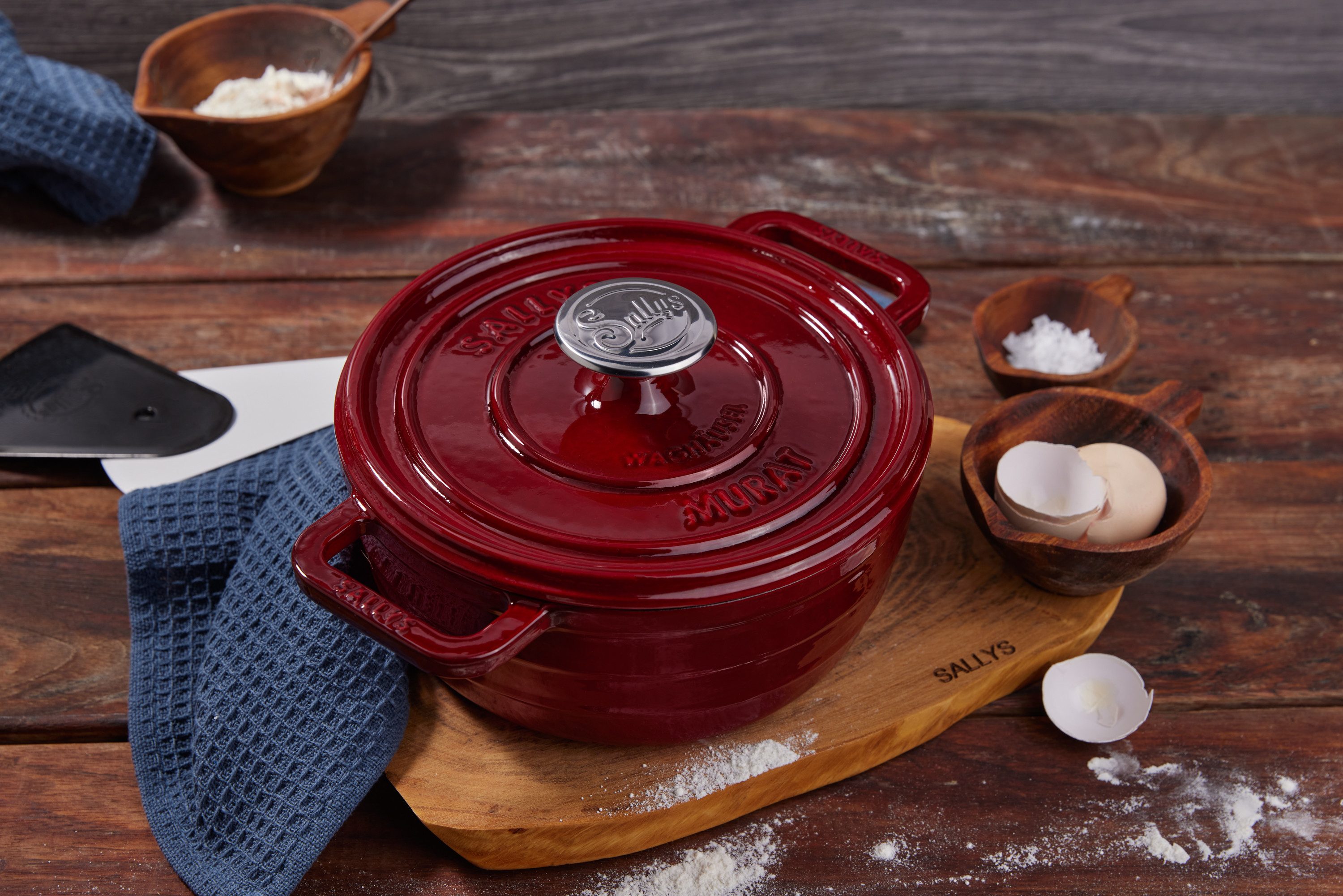 Sallys Bräter Vielseitiger Gusseisentopf Murat, perfekt zum Schmoren & Brotbacken, Vollgusseisen mit hochwertiger Emaille-Beschichtung (inklusive Kochheft, gleichmäßige Wärmeverteilung & ofenfest bis 250 °C), Mittlere Größe – Ø 22 cm / 2,2 l