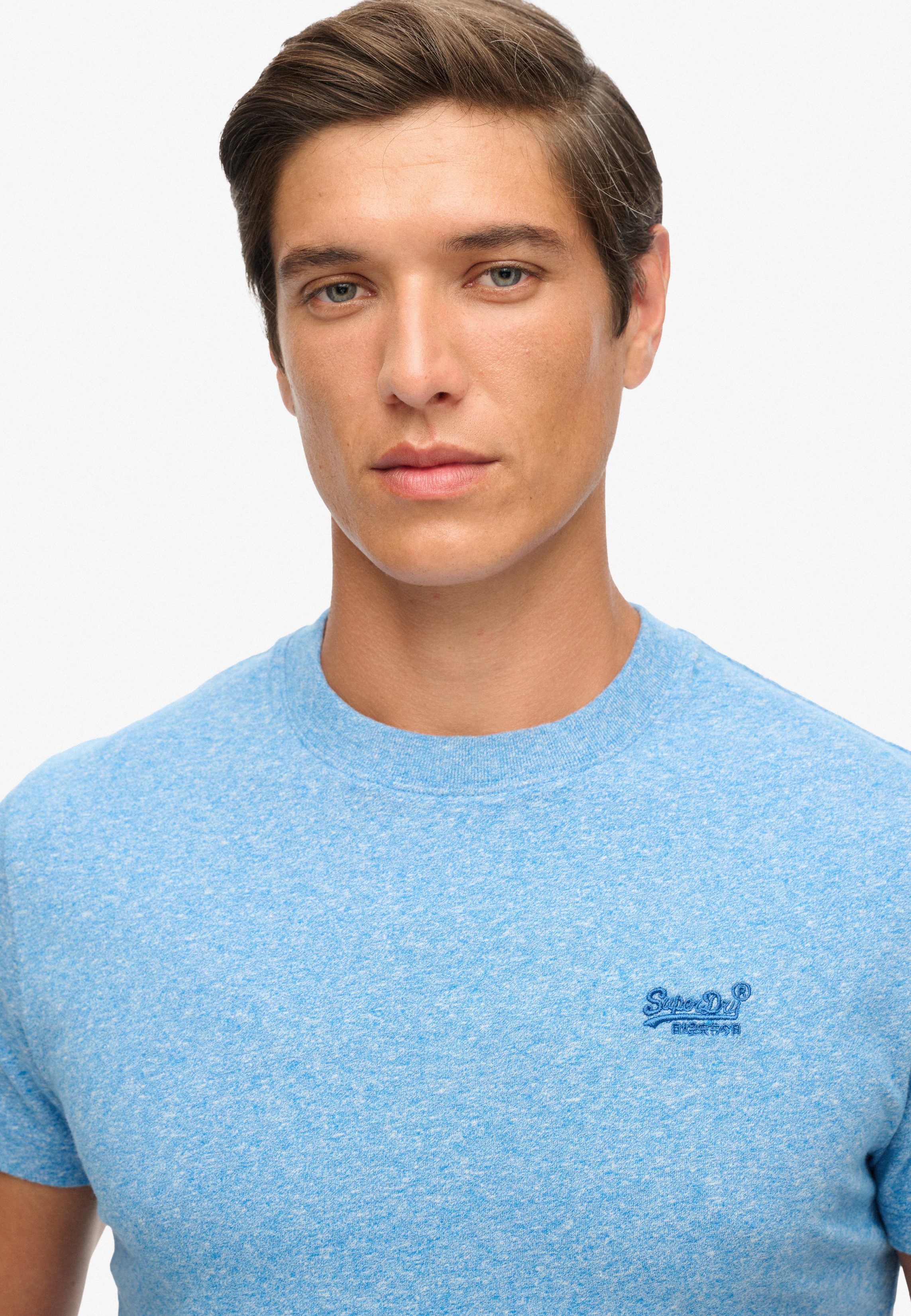 Superdry Rundhalsshirt ESSENTIAL LOGO EMB TEE aus Baumwolle und Single Jersey, Slim Fit, Kurzarm, hüftlang