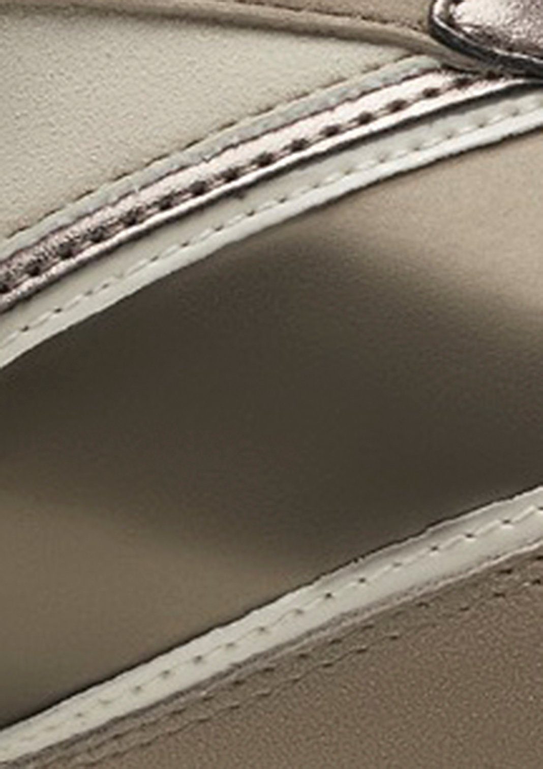 Plateausneaker mit olivgrün Metallic-Details kombiniert modischen Tamaris
