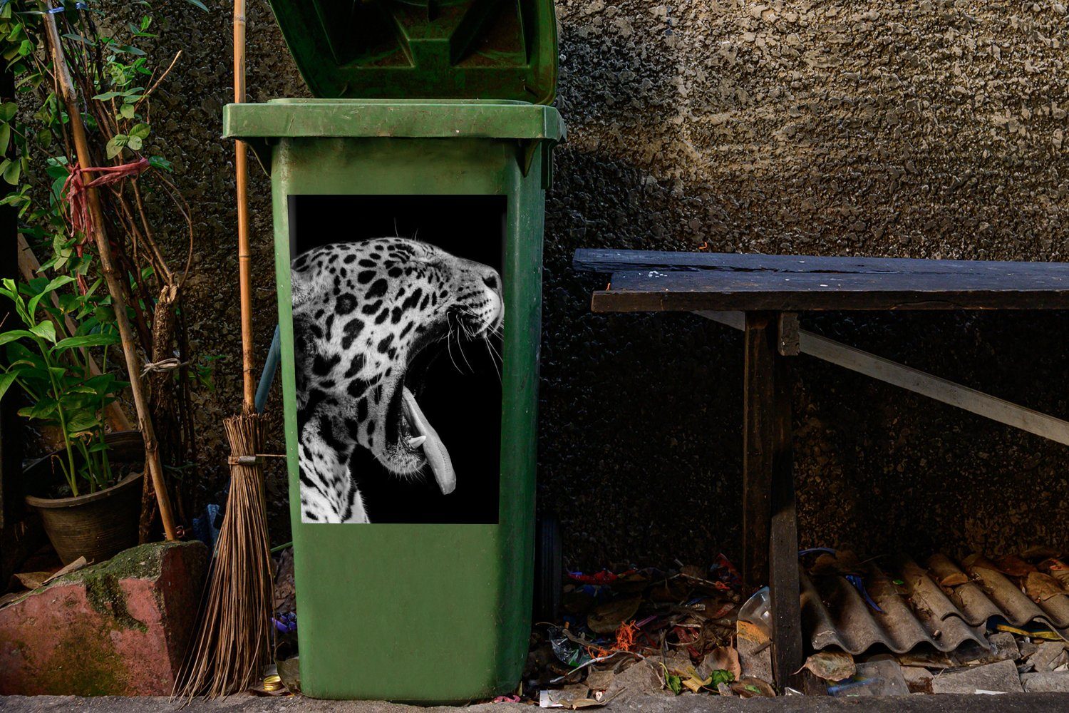Container, - St), Sticker, Tier - (1 Jaguar - Abfalbehälter Mülltonne, MuchoWow Wandsticker Schwarz Weiß Mülleimer-aufkleber,