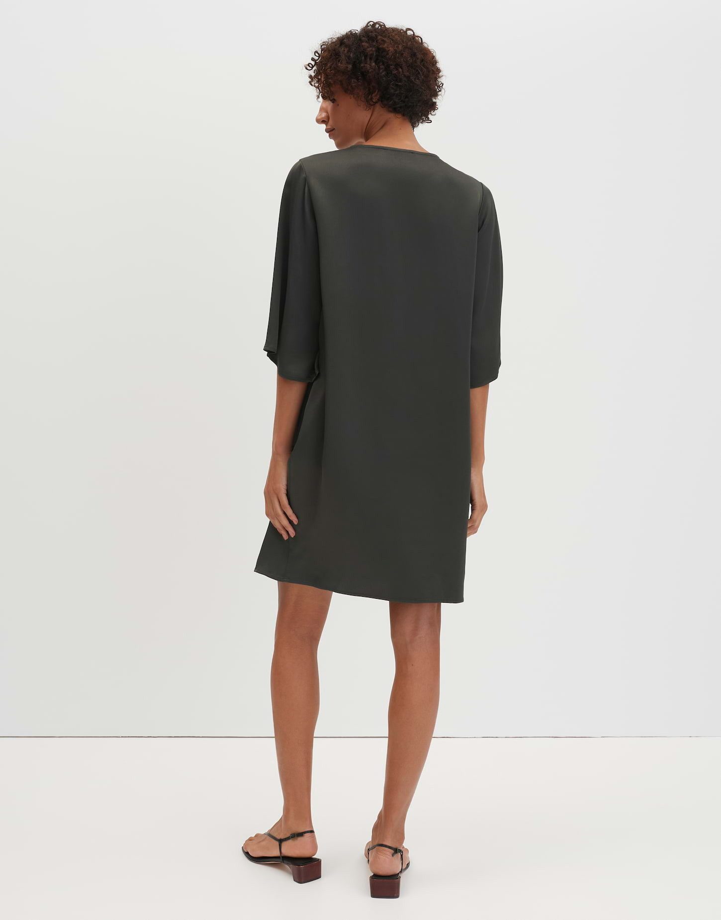 someday Shirtkleid Qonema aus Viskose-Crêpe Minimalistisch und fließend mit vorderem Schlitz