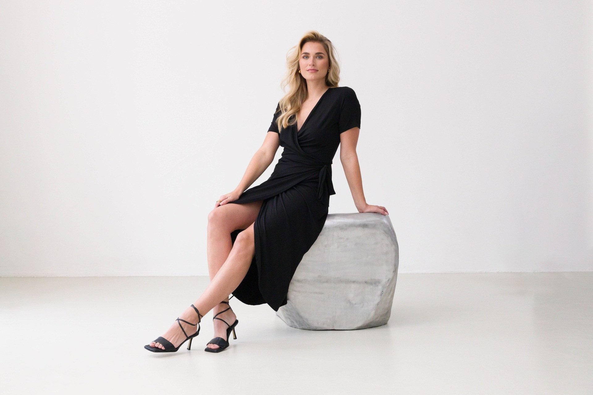 Base Level Wickelkleid Yvie In bequemer, elastischer Qualität – Bild 5 von 5