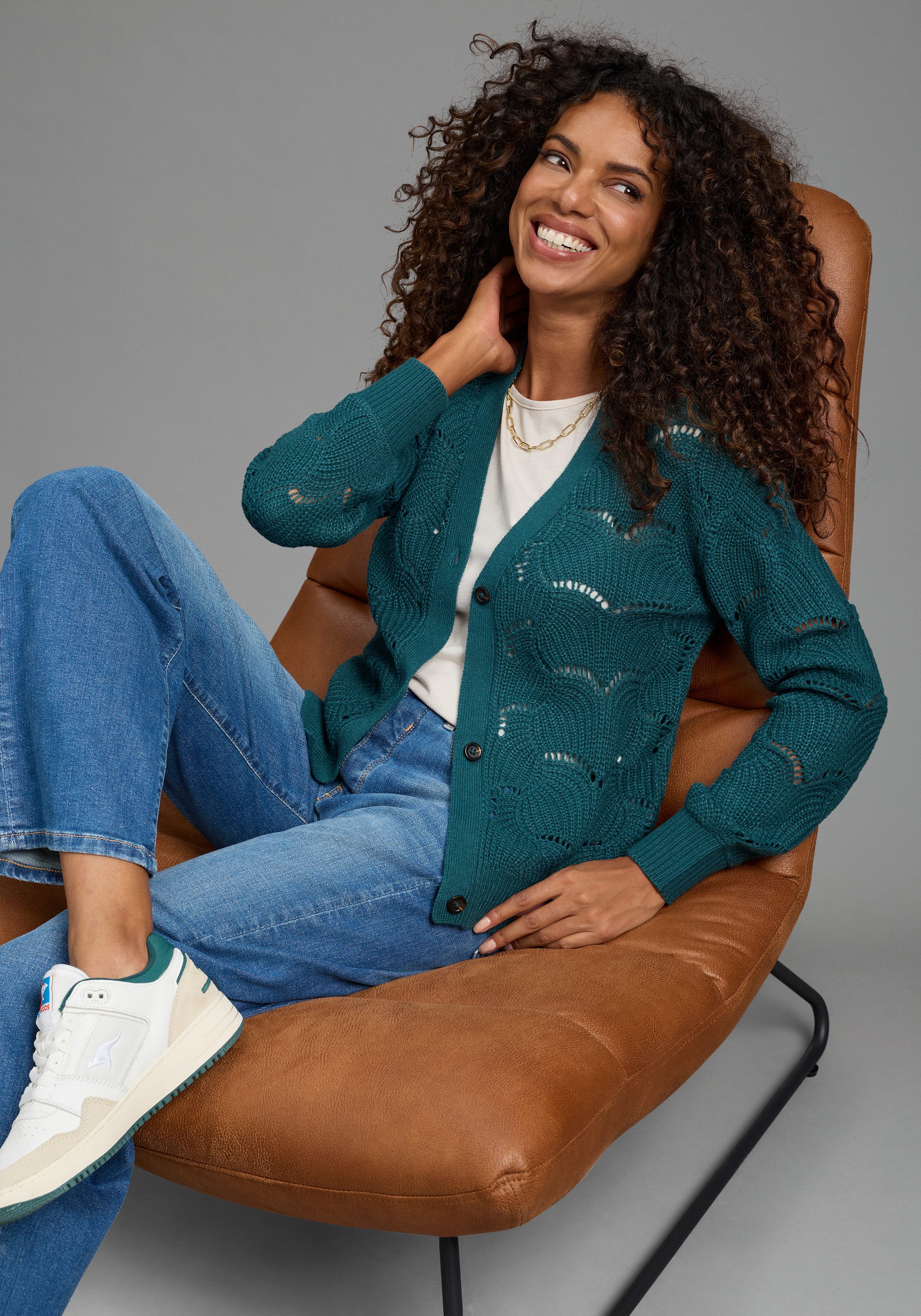 Laura Scott Strickjacke mit Ajourstrickmuster kurz geschnitten