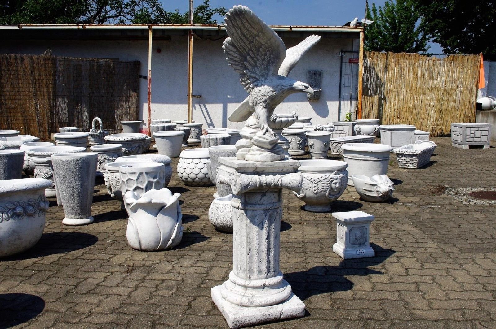 Antikes Wohndesign Gartenfigur Adler mit Standsäule Steinadler - Greifvogel Weiß Falke Grau Höhe