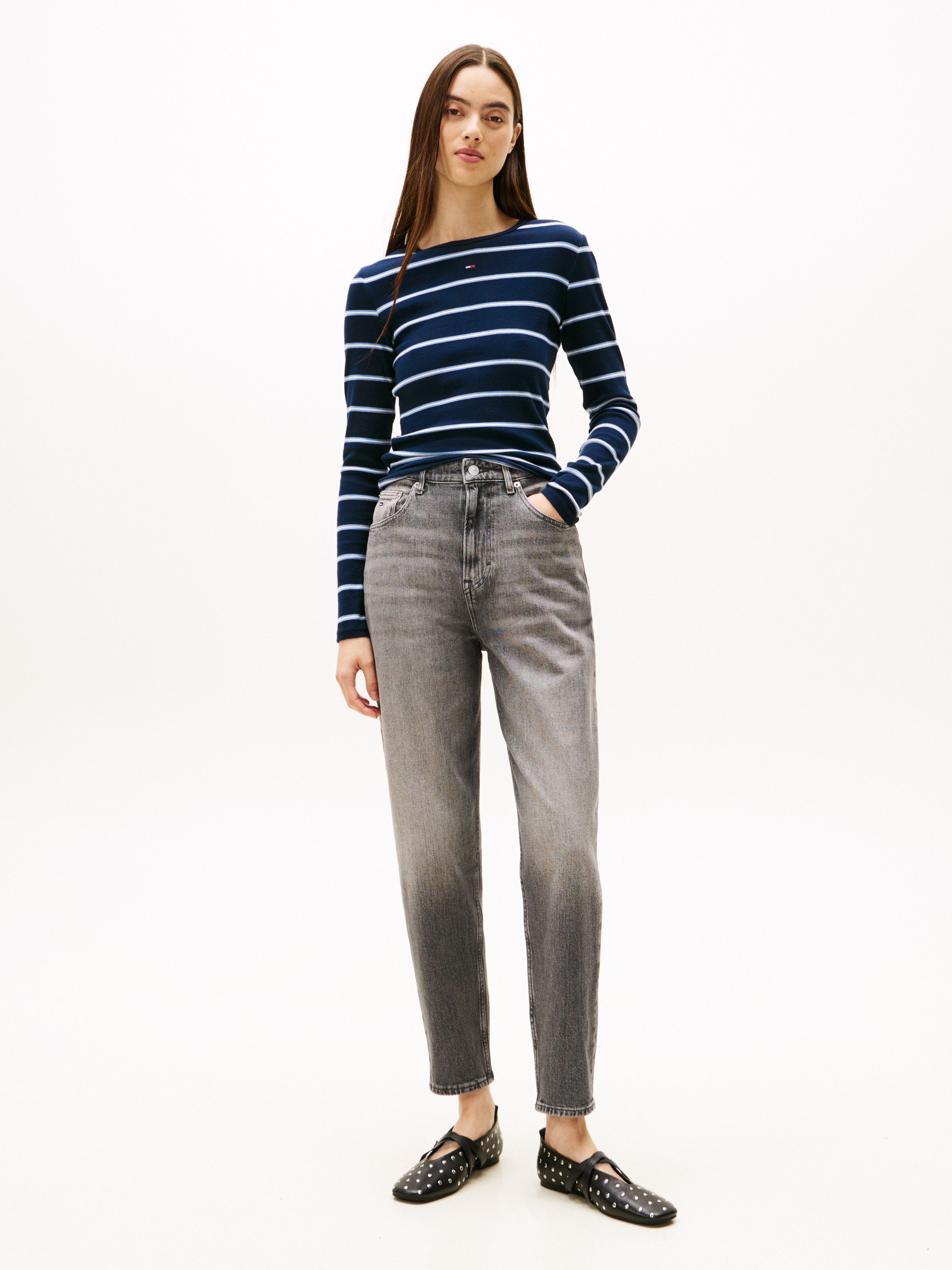 Tommy Jeans Mom-Jeans MOM JEAN UH TPR mit Logo-Stickereien, in knöchelfreier Länge