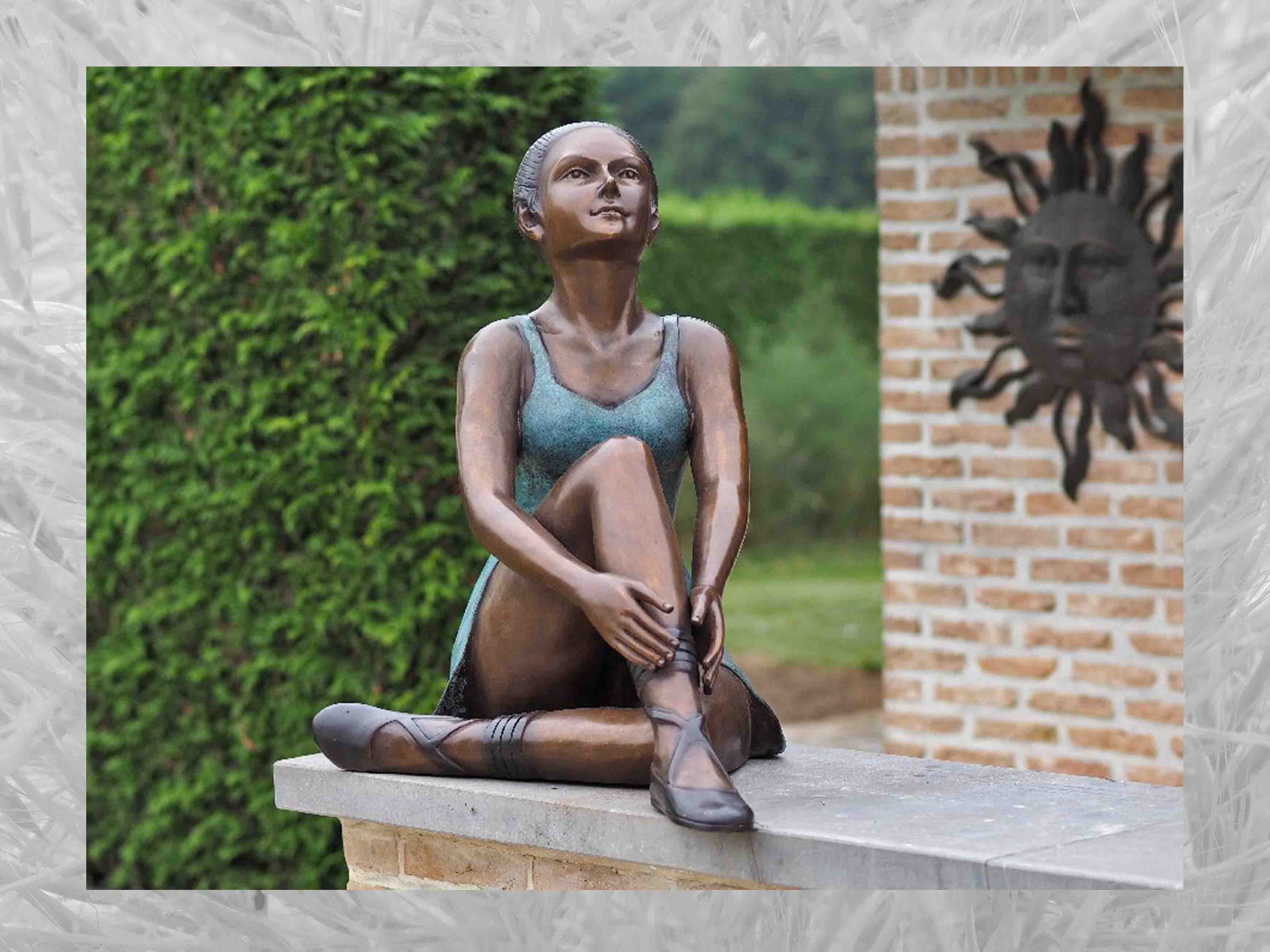 IDYL Gartenfigur IDYL Bronze-Skulptur Sitzende Ballerina, Bronze