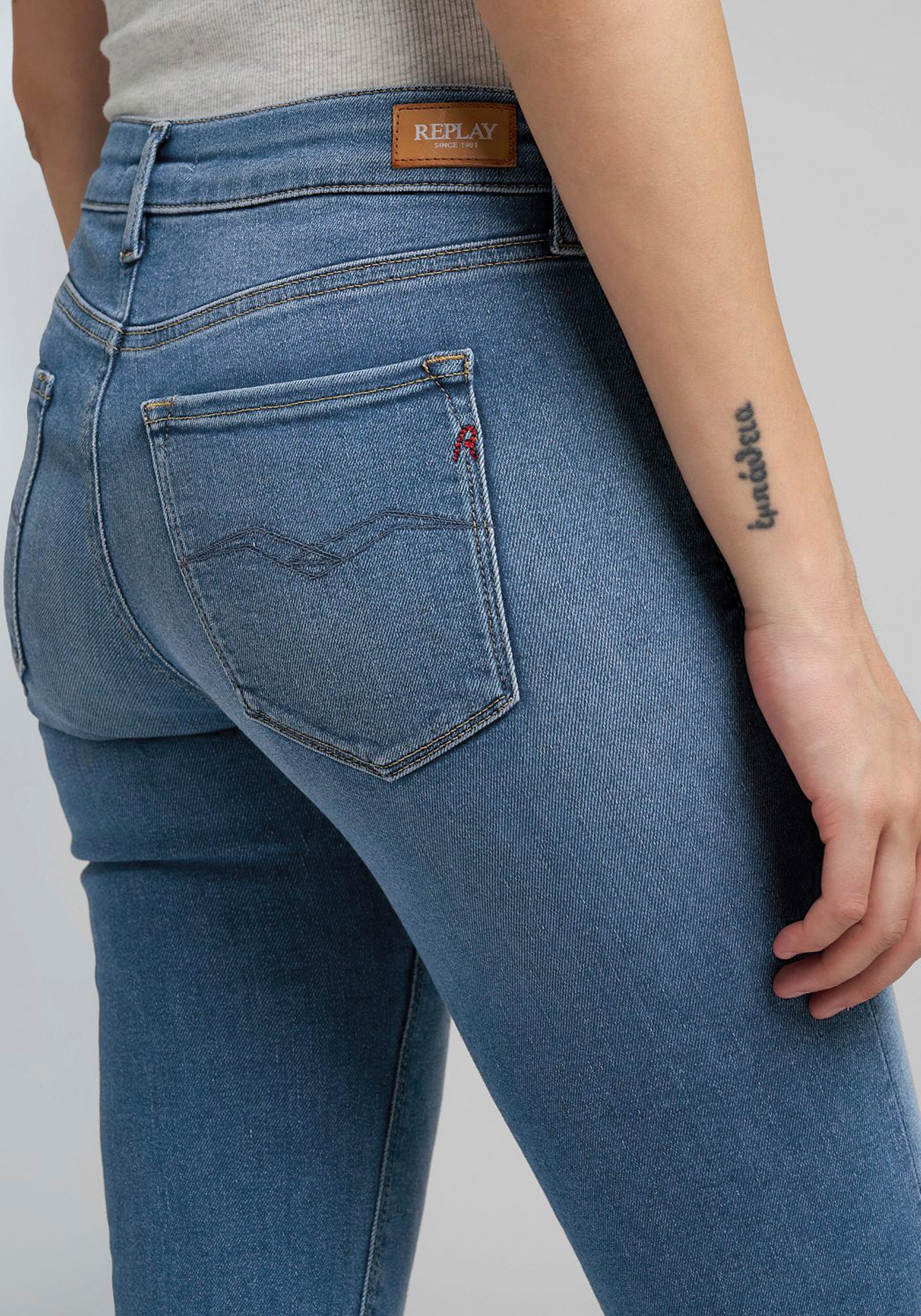 Replay Bootcut-Jeans NEW LUZ mit gesticktem R an der Gesäßtasche – Bild 4 von 4