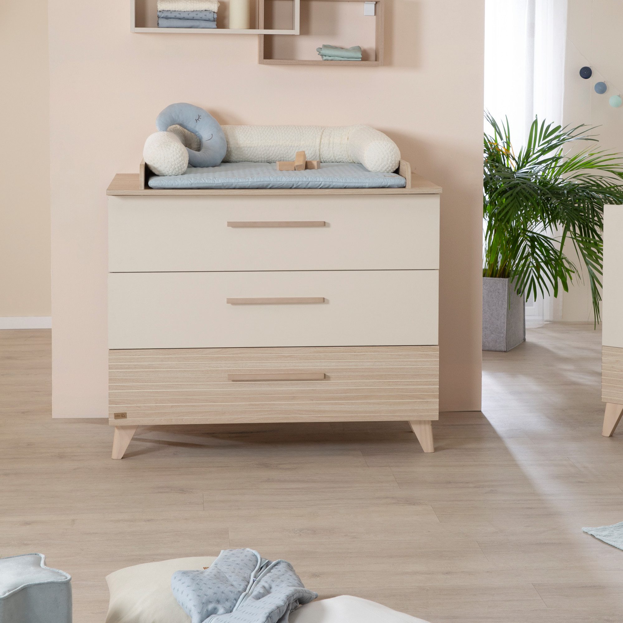 roba® Wickelkommode Sidney aus Holz inkl. abnehmbarem Wickelaufsatz - Beige, Wickeltisch mit 3 Schubladen inkl. Füßen und Griffen aus Massivholz